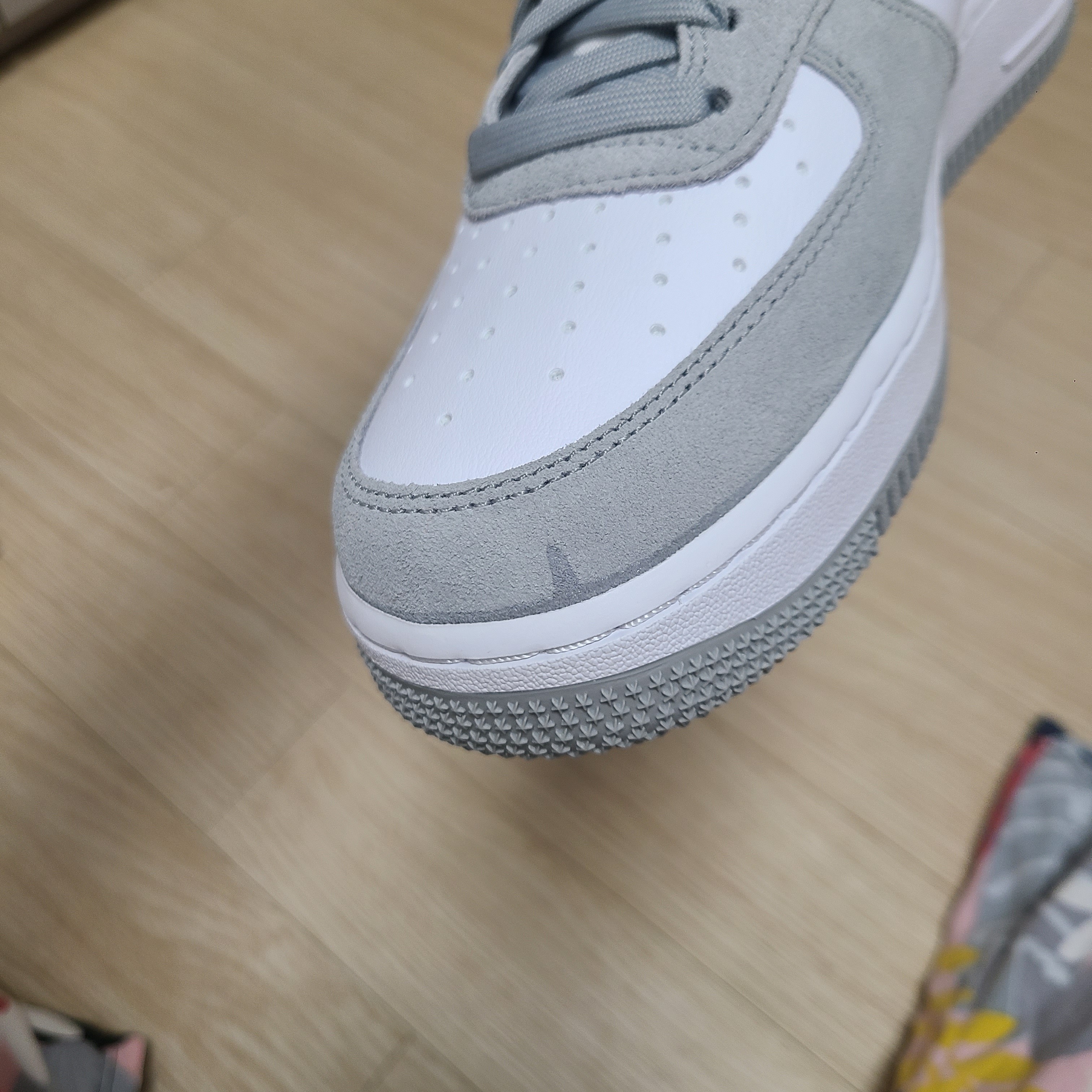 Nike Air Force 1 '07 LV8 Athletic Club Light Smoke Grey Marina 착용 스타일 - 2