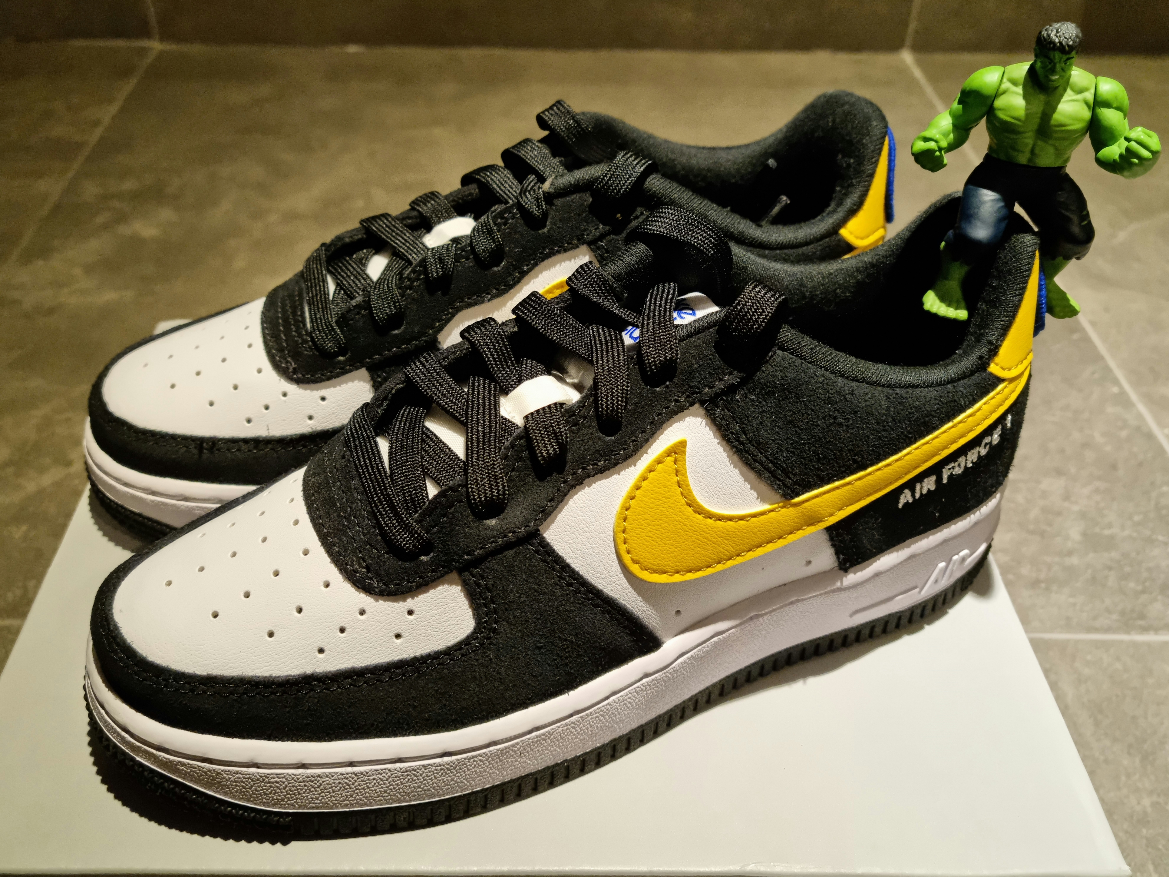 (GS) Nike Air Force 1 LV8 Athletic Club Black Dark Sulfur 착용 스타일 - 2