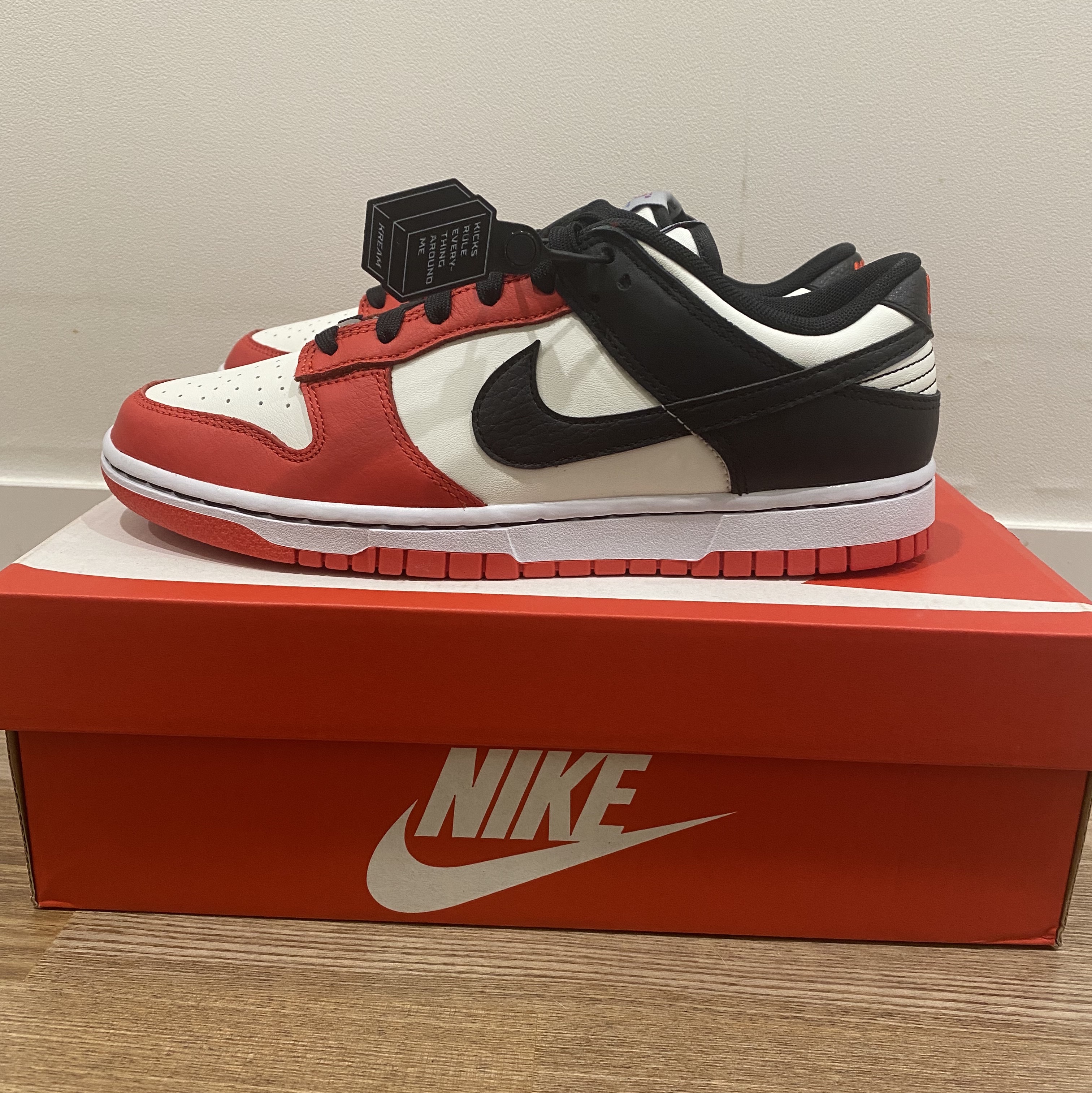 Nike x NBA Dunk Low Retro EMB Black and Chile Red 착용 스타일 - 1