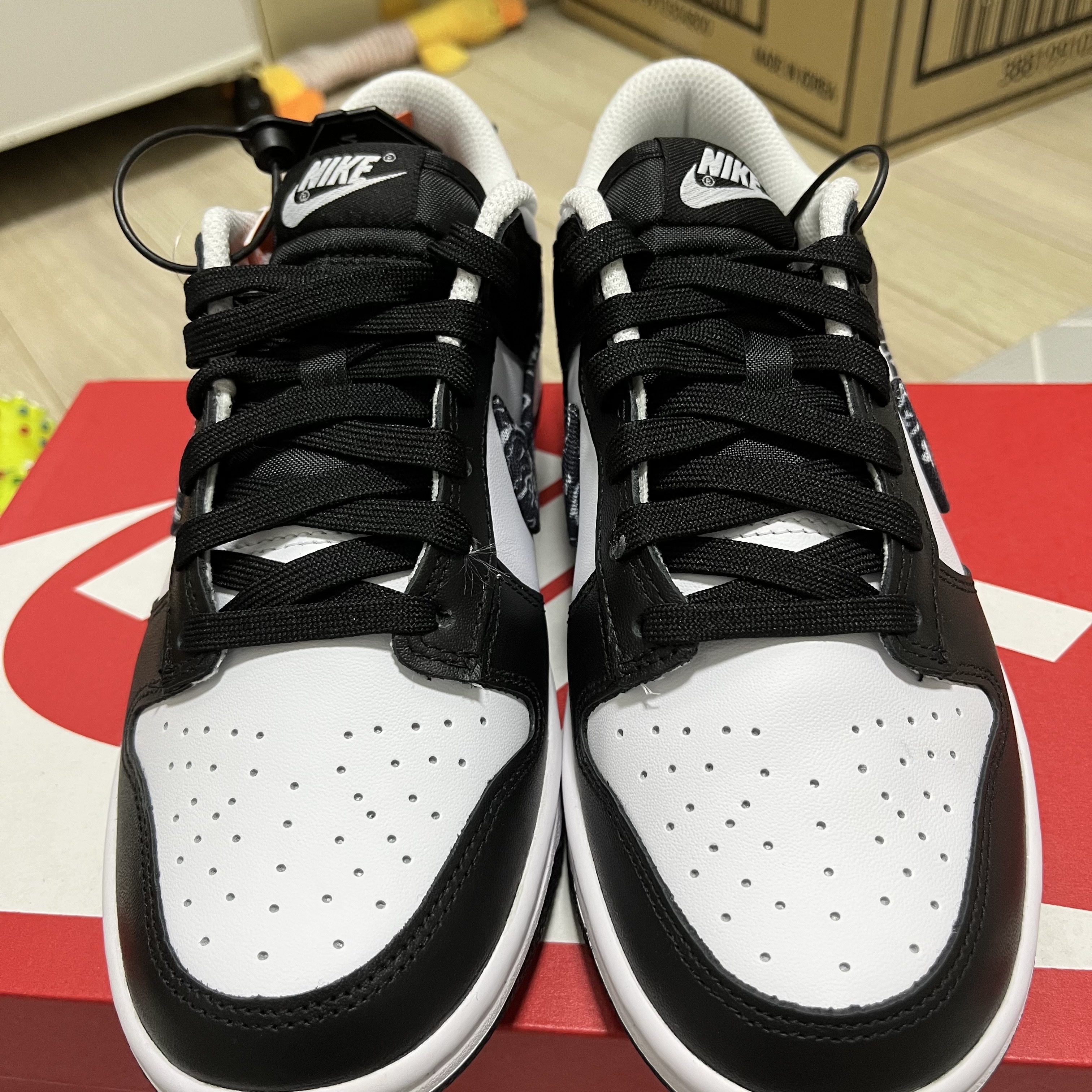 (W) Nike Dunk Low Essential Black Paisley 착용 스타일 - 2