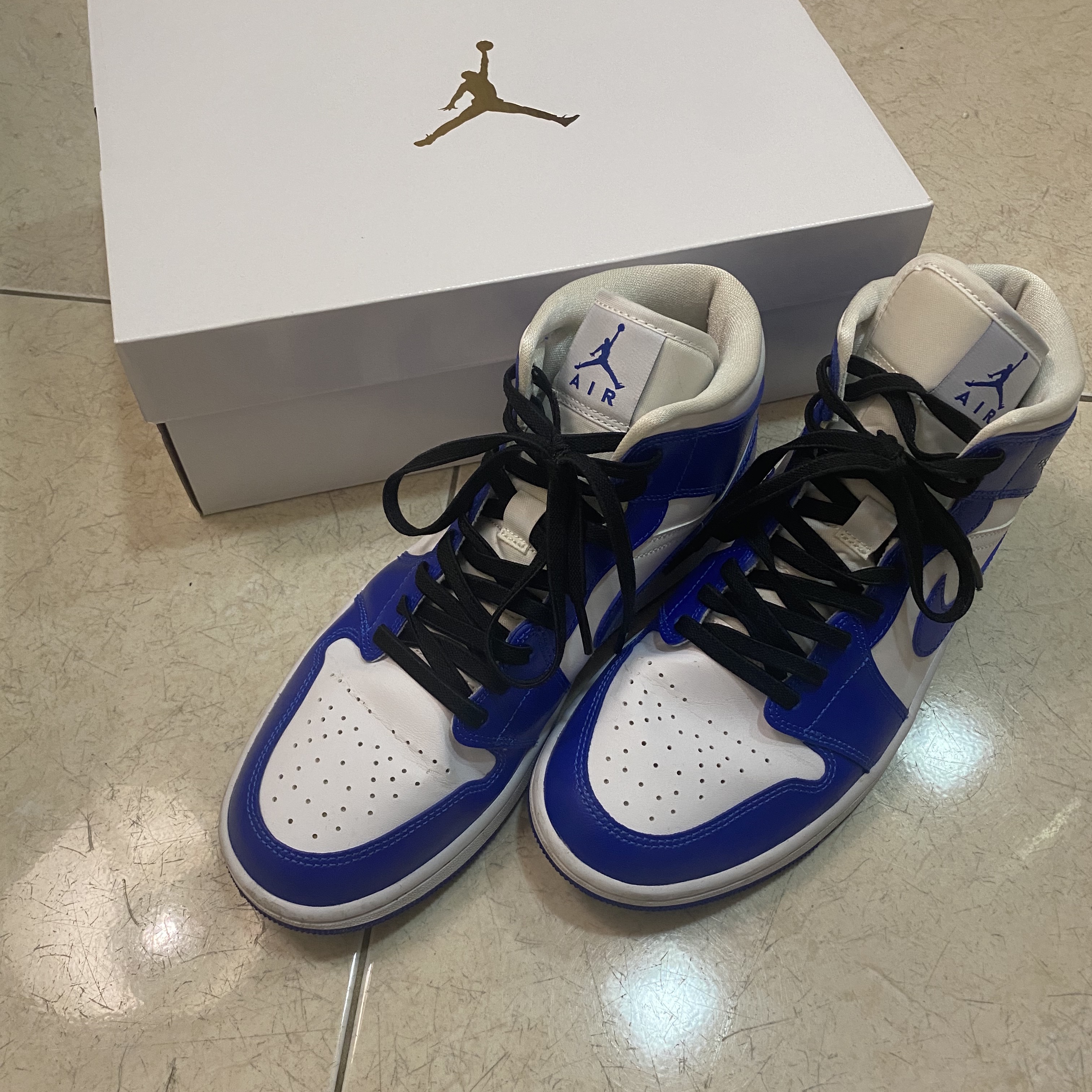(W) Jordan 1 Mid White Hyper Royal 착용 스타일