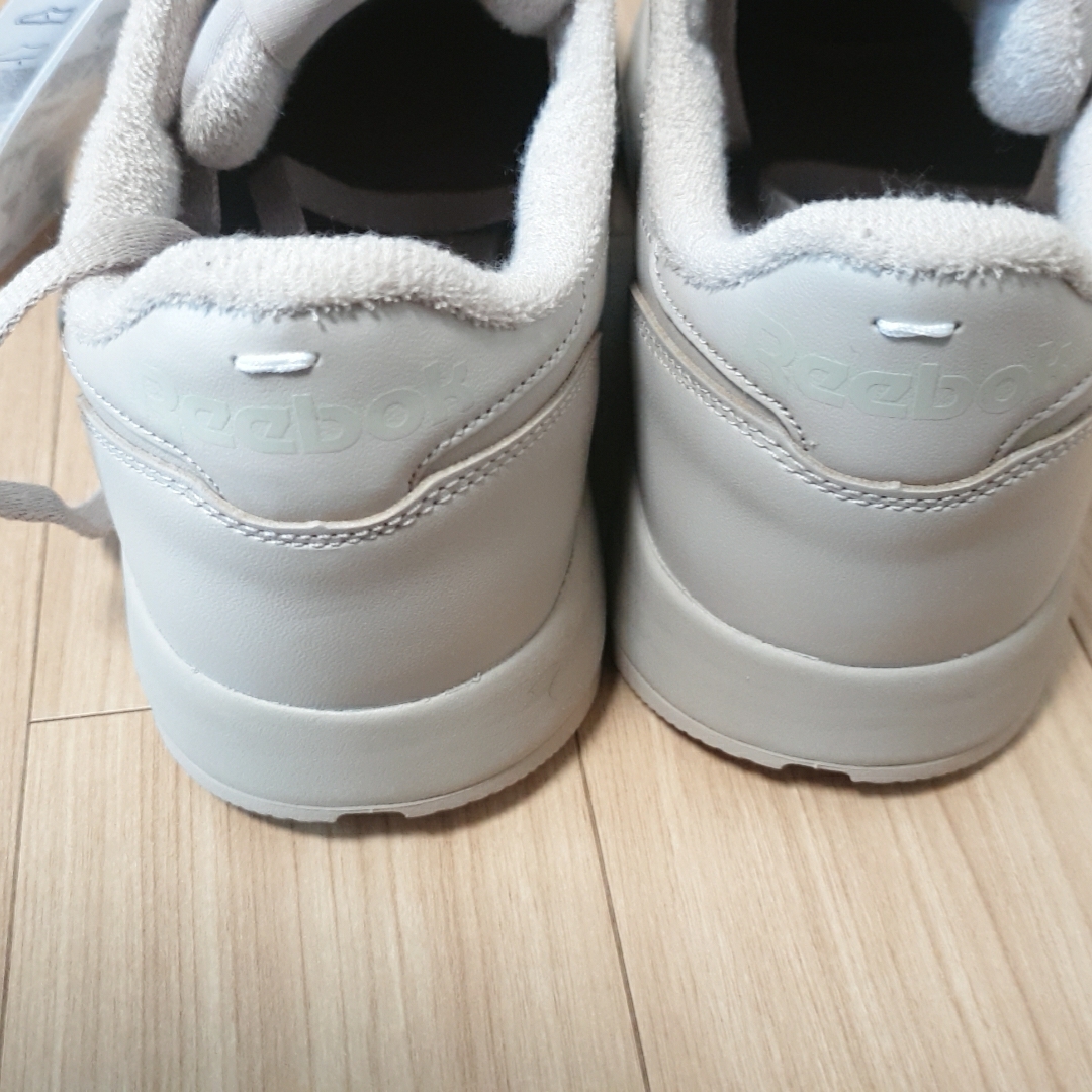 Reebok x Maison Margiela Classic Leather Tabi Shoes Beige 착용 스타일 - 2