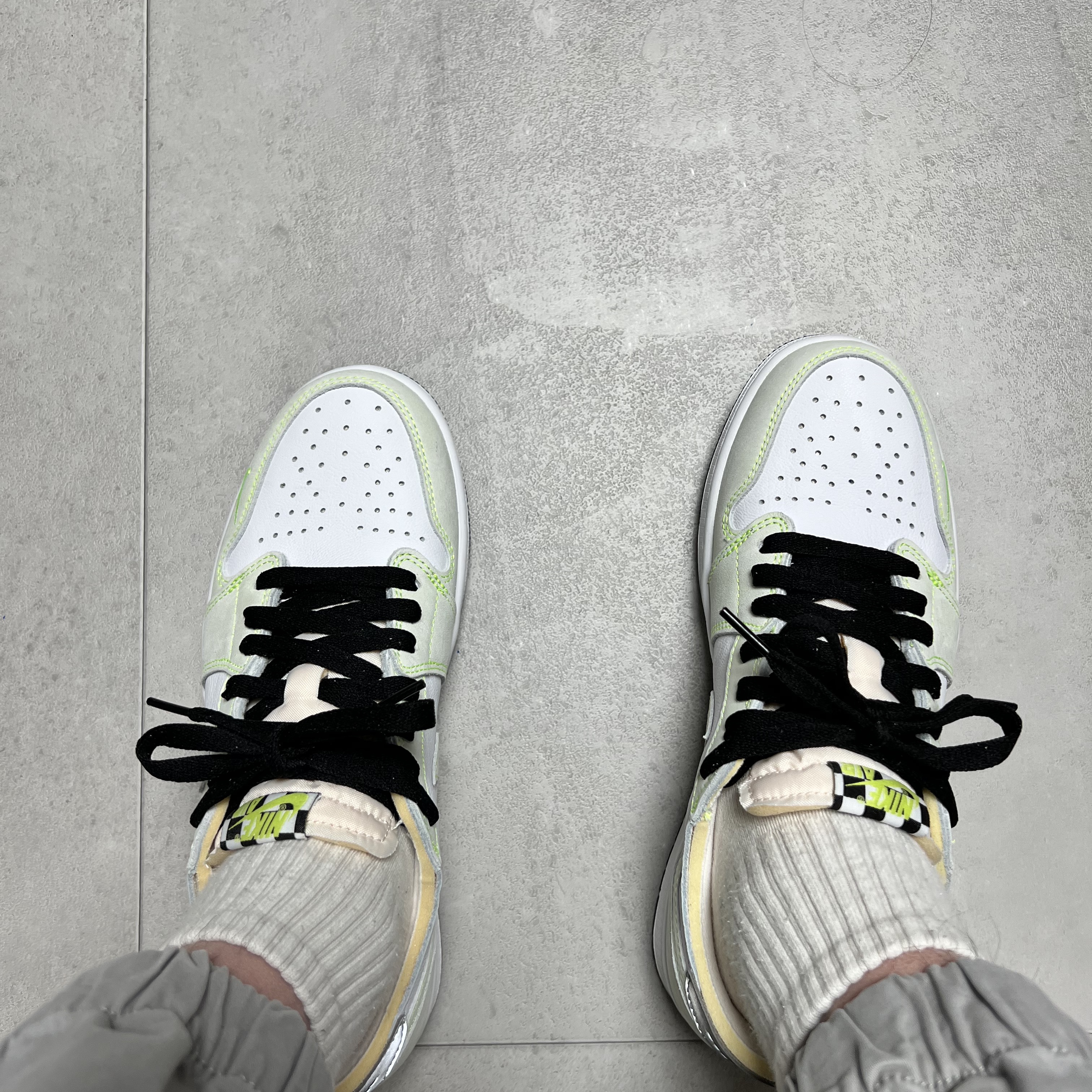 Nike Dunk Low SE Black Multi Camo, Jordan 1 Low OG Ghost Green 착용 스타일 - 3