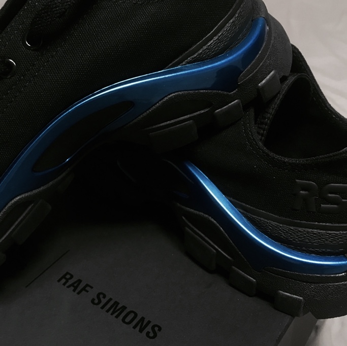 Adidas x Raf Simons New Runner Black Blue 착용 스타일 - 1