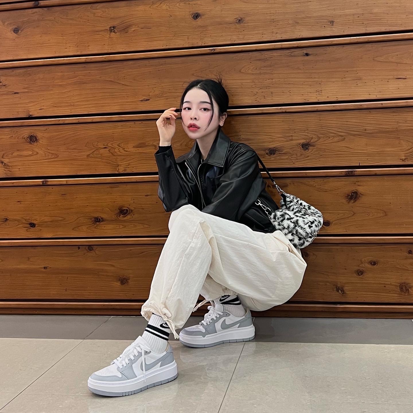 (W) Jordan 1 Elevate Low White and Wolf Grey 착용 스타일 - 1