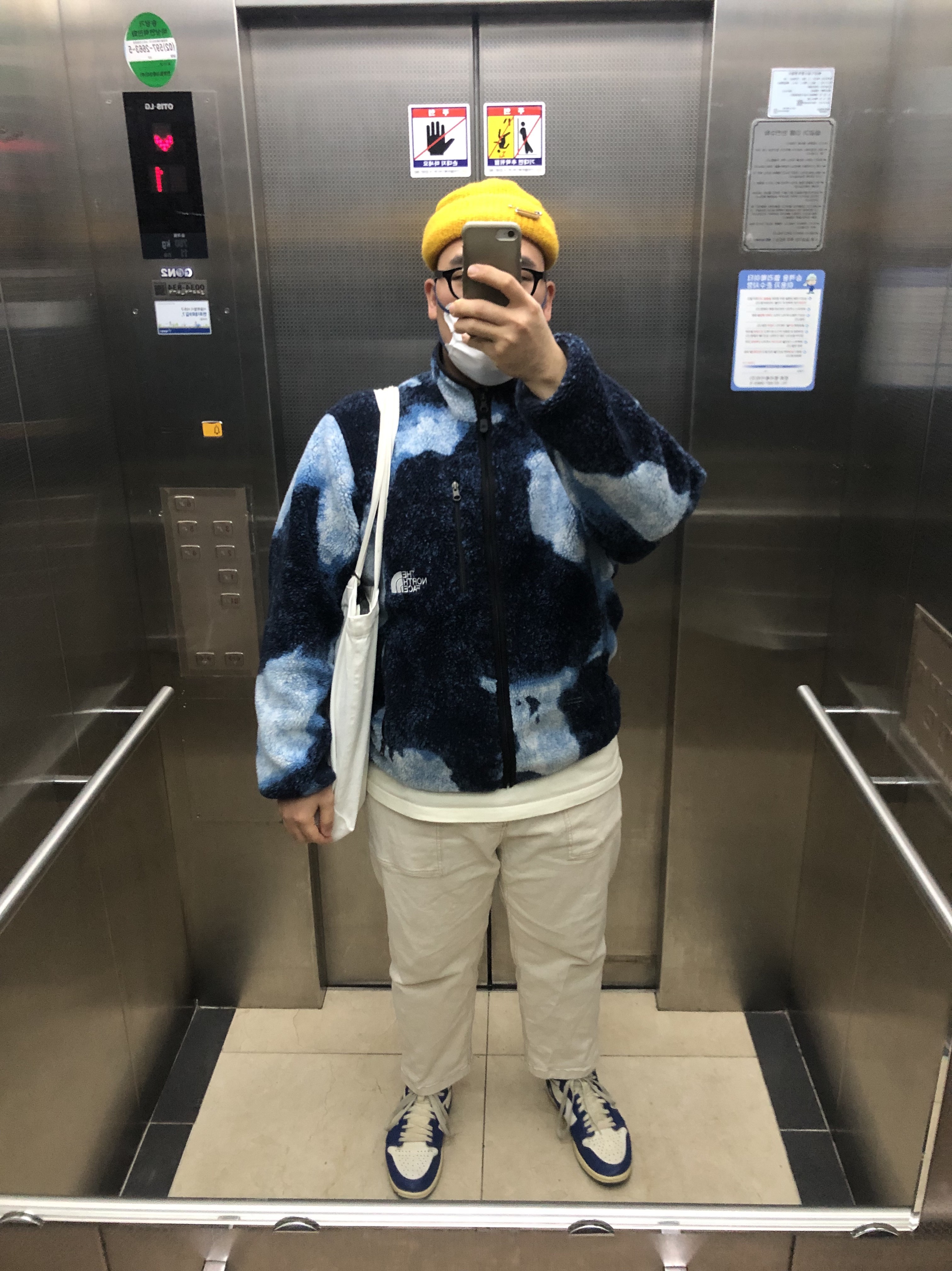 Supreme x The North Face Bleached Denim Print Fleece Jacket Indigo - 21FW, Jordan 1 Retro Storm Blue 착용 스타일