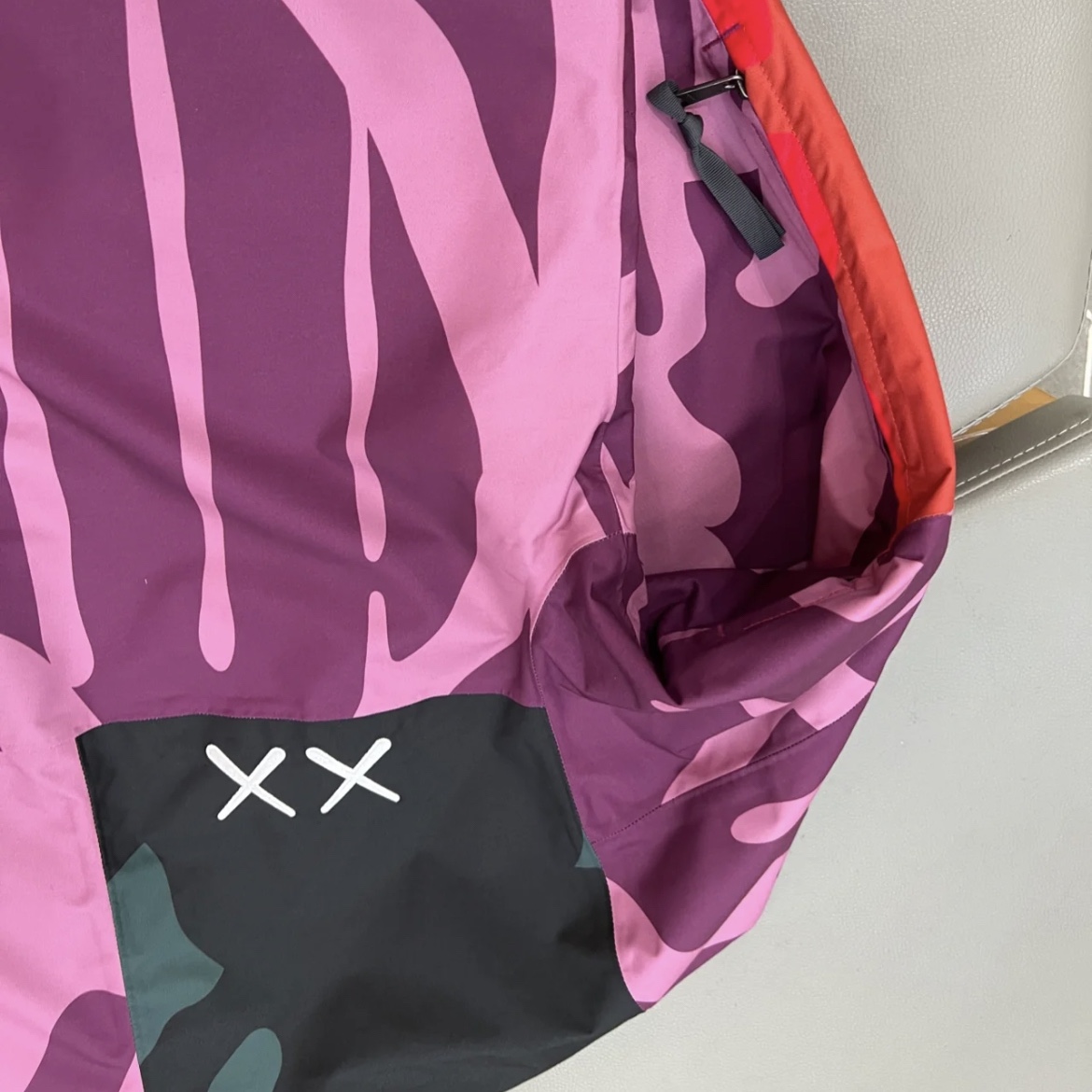 The North Face x Kaws Retro 1986 Mountain Jacket Pamplona Purple 착용 스타일 - 5