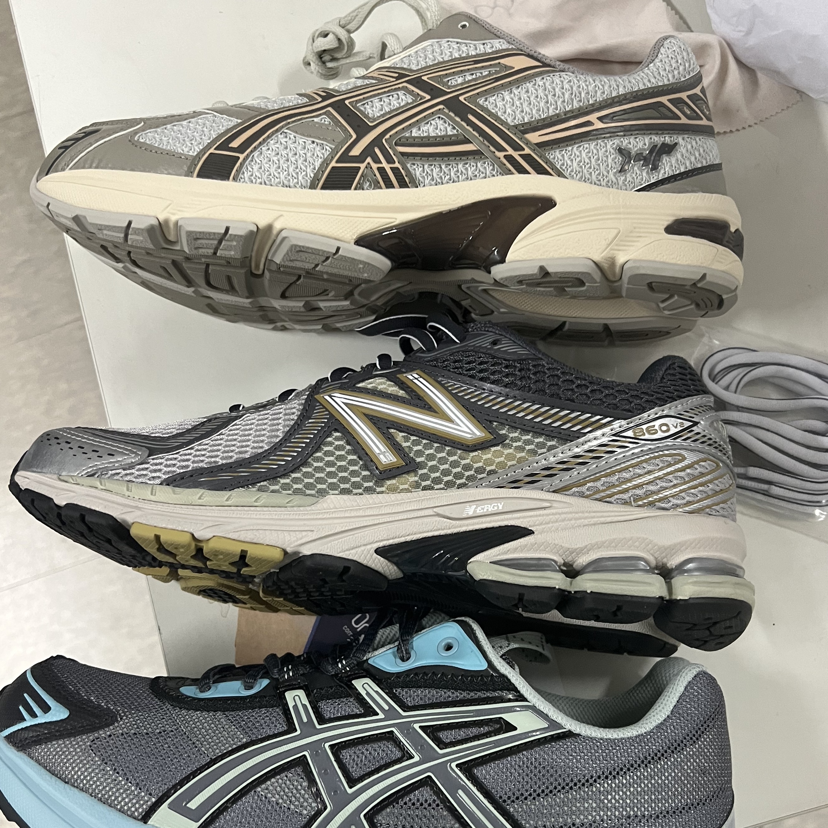 Asics x I4P Gel-1130 Glacier Grey Mink, New Balance 860v2 Earth 착용 스타일 - 2