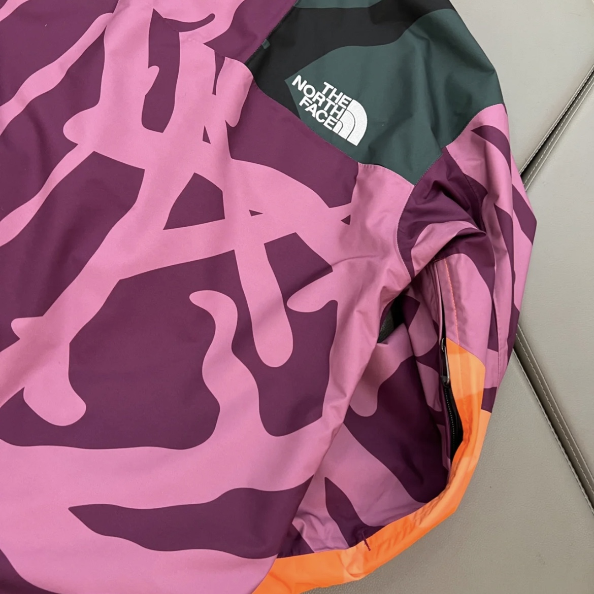 The North Face x Kaws Retro 1986 Mountain Jacket Pamplona Purple 착용 스타일 - 4