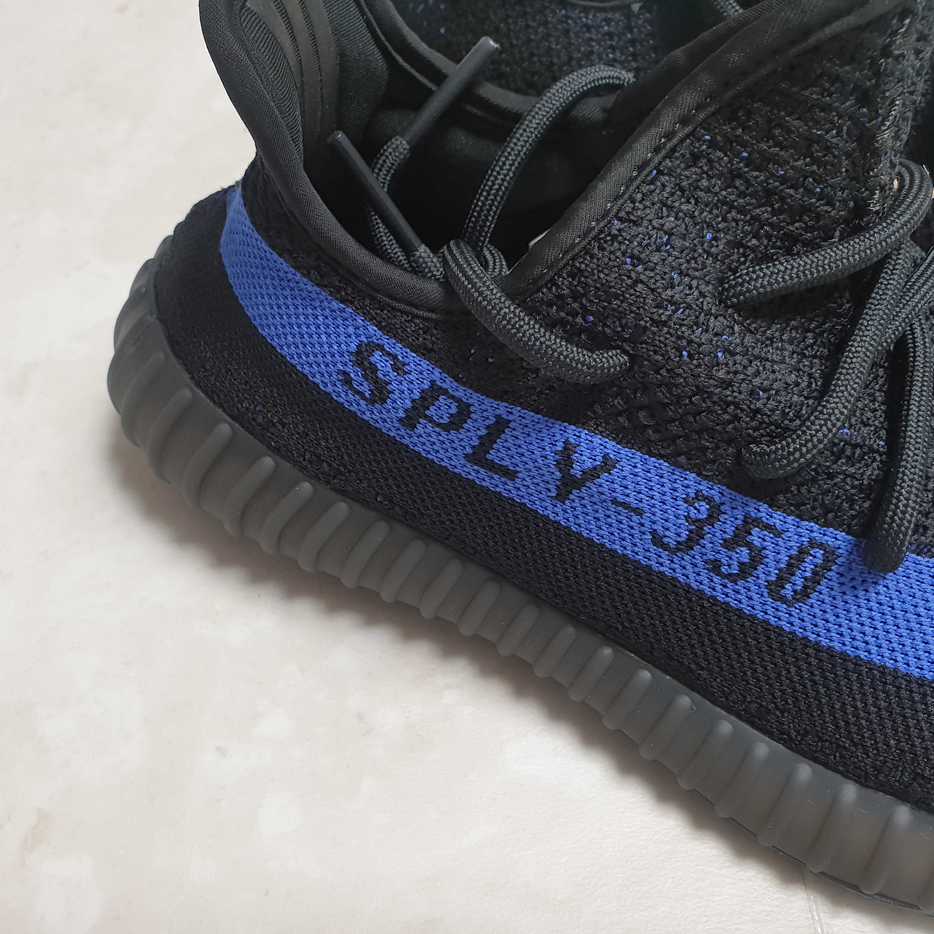 Adidas Yeezy Boost 350 V2 Dazzling Blue 착용 스타일 - 2