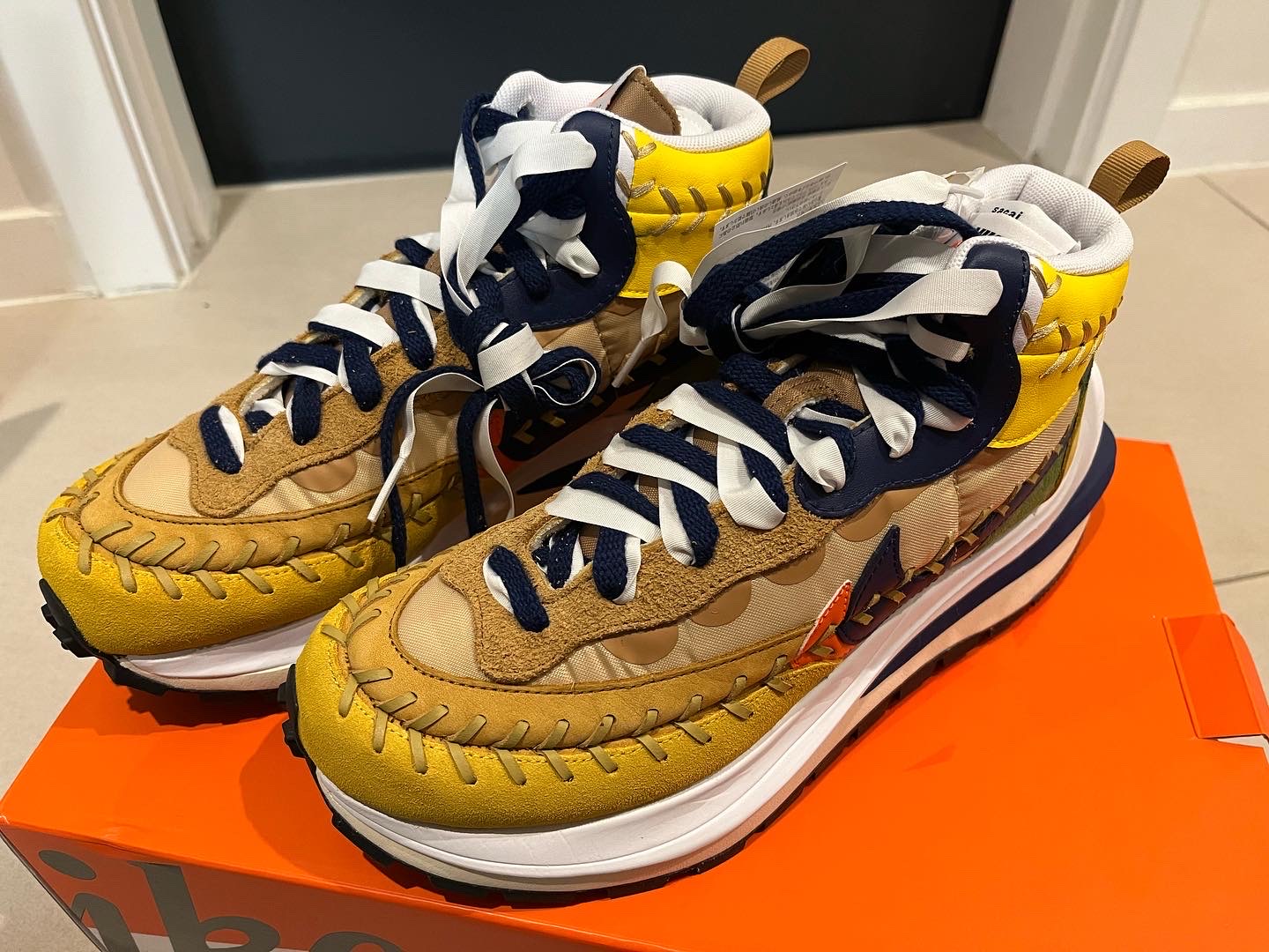 Nike x Sacai x Jean Paul Gaultier VaporWaffle Sesame Blue Void 착용 스타일 - 2