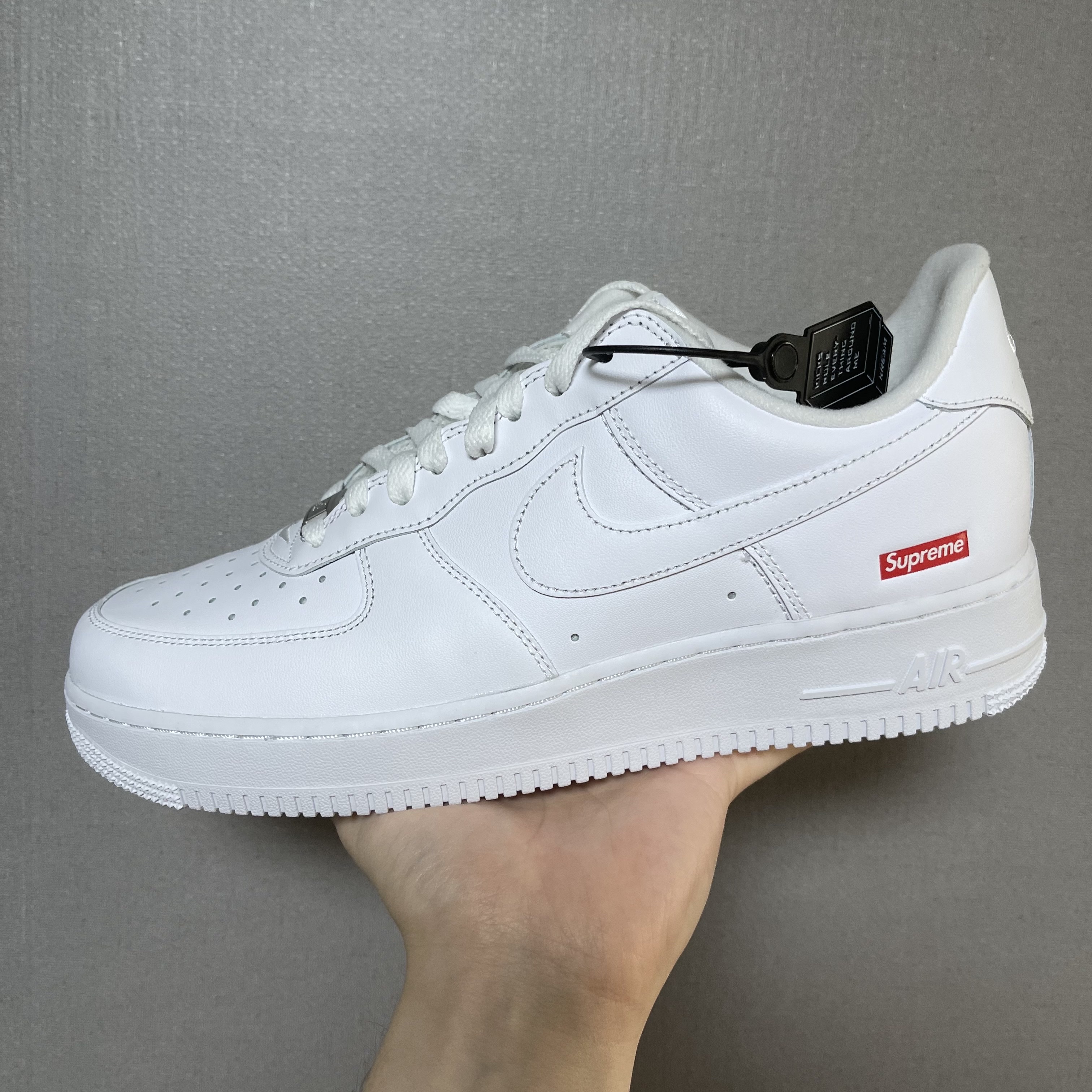 Nike x Supreme Air Force 1 Low White 착용 스타일 - 4