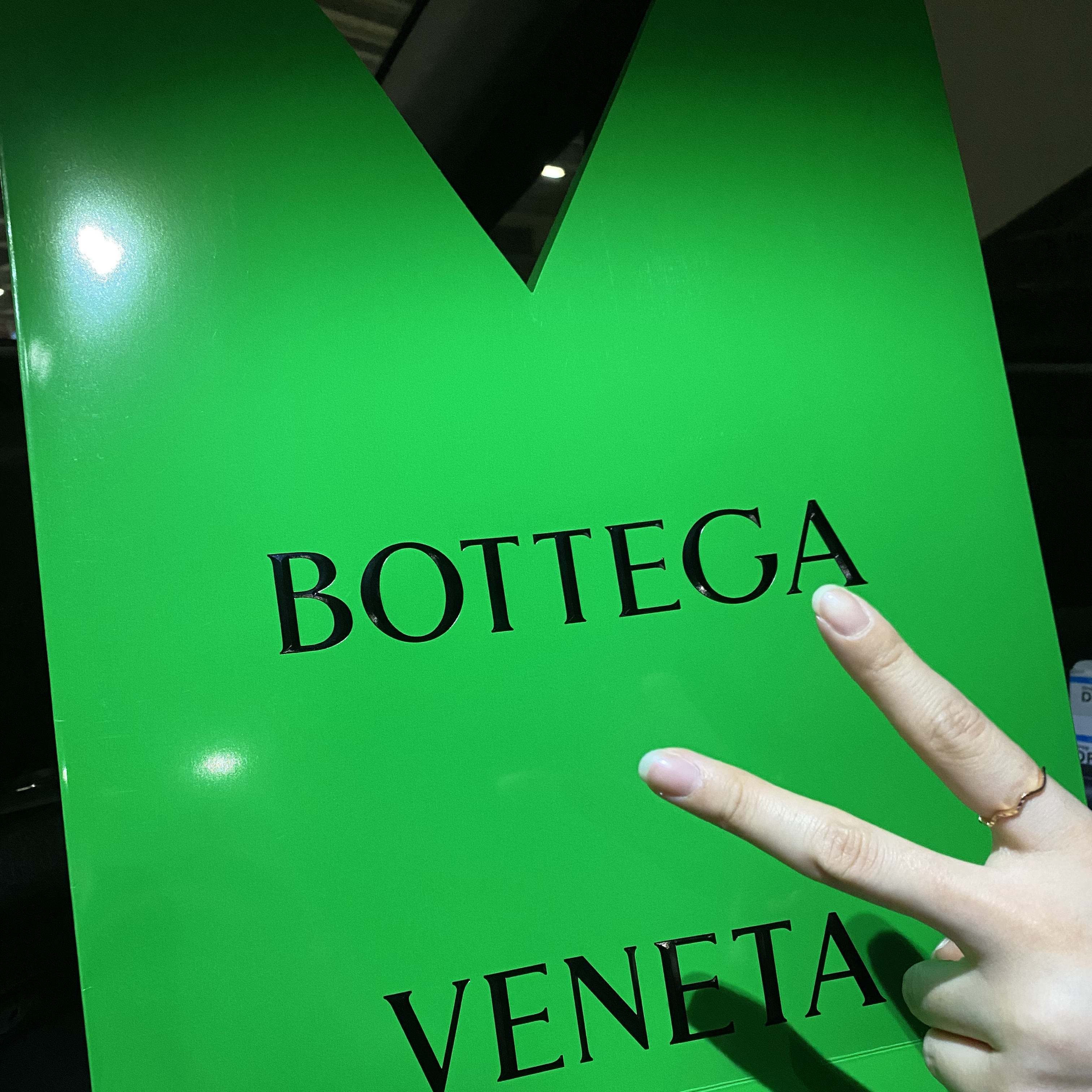 Bottega Veneta Bi-Fold Wallet Black 착용 스타일