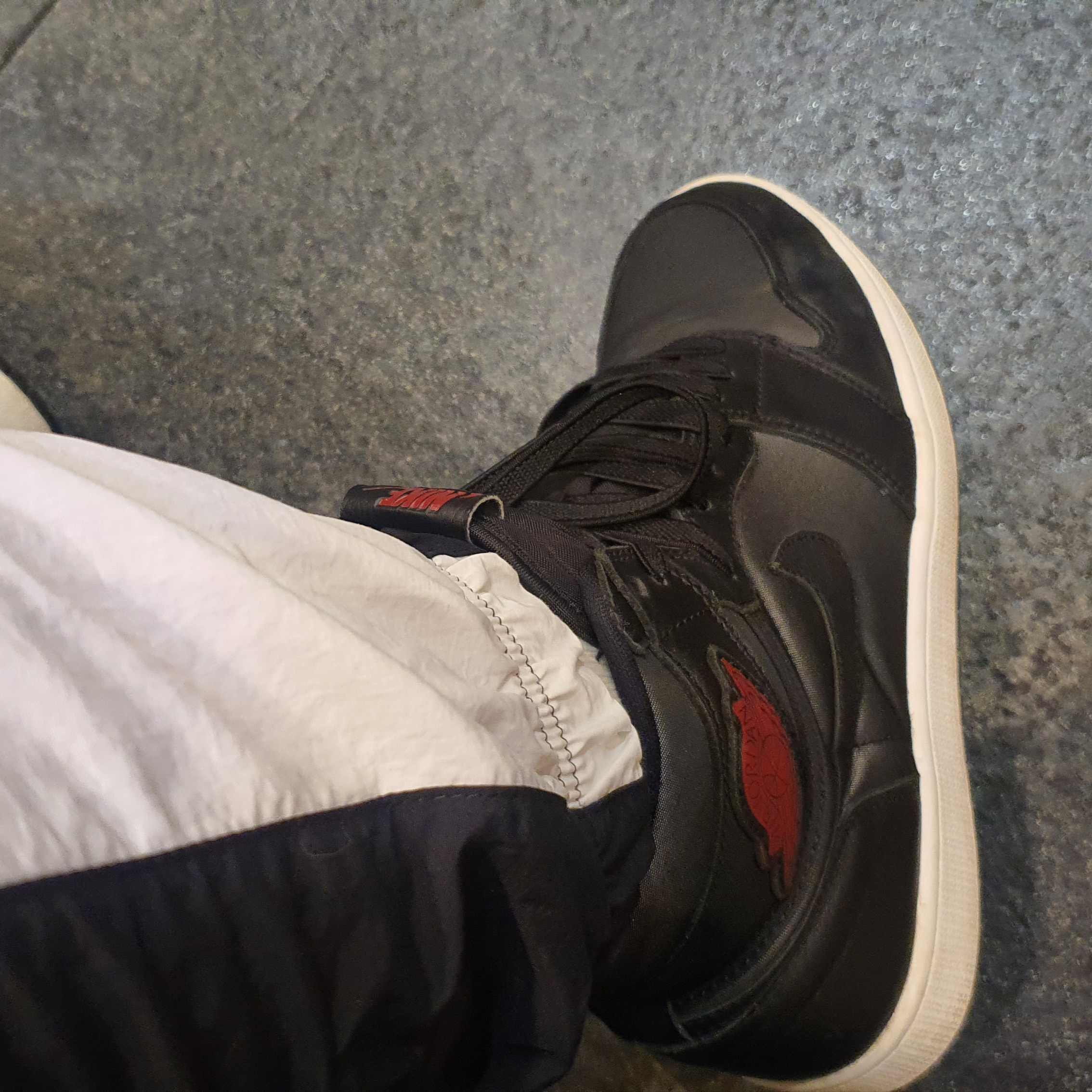 Jordan 1 Retro High OG Black Gym Red Black 착용 스타일 - 1