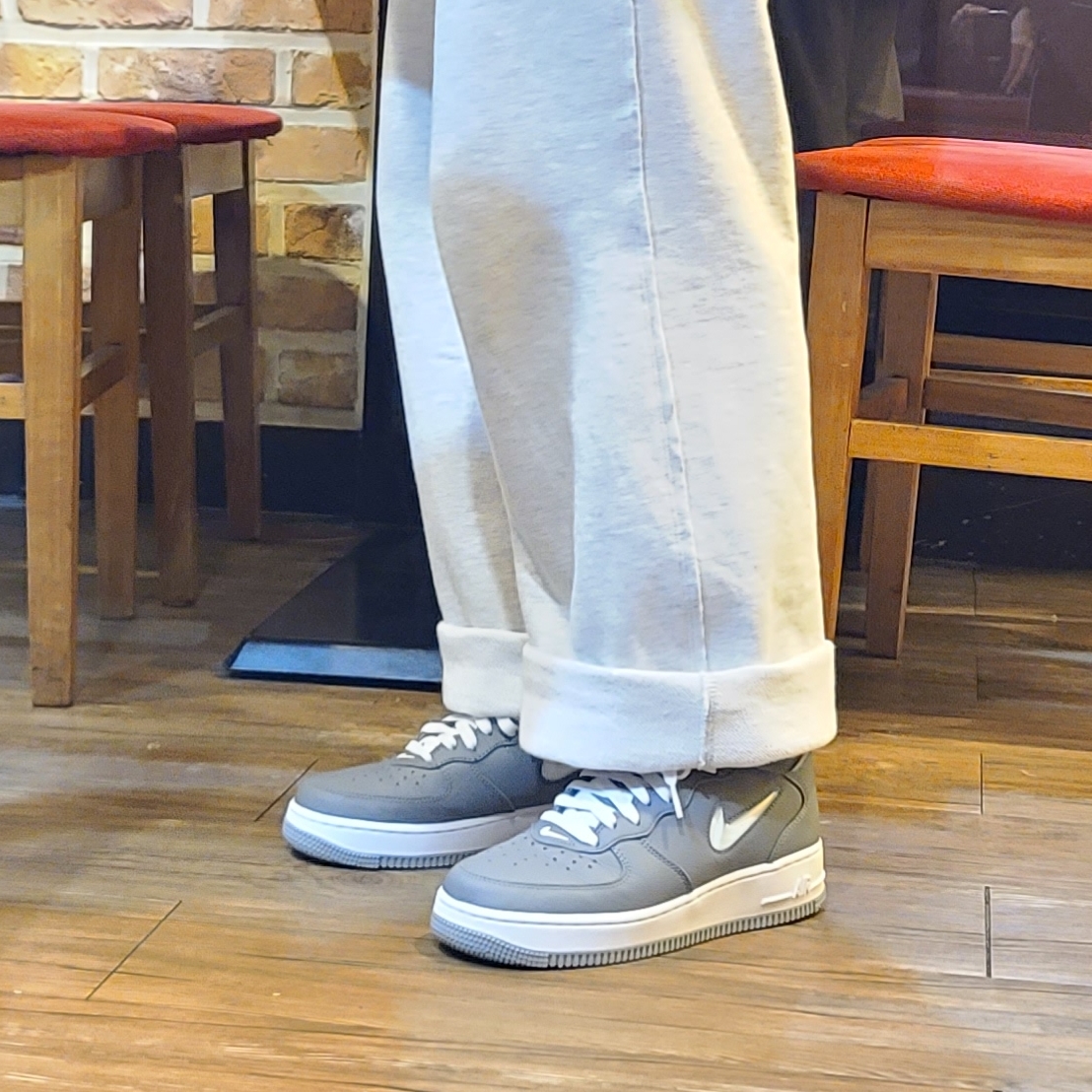 Nike Air Force 1 Mid QS NYC Cool Grey 착용 스타일 - 1
