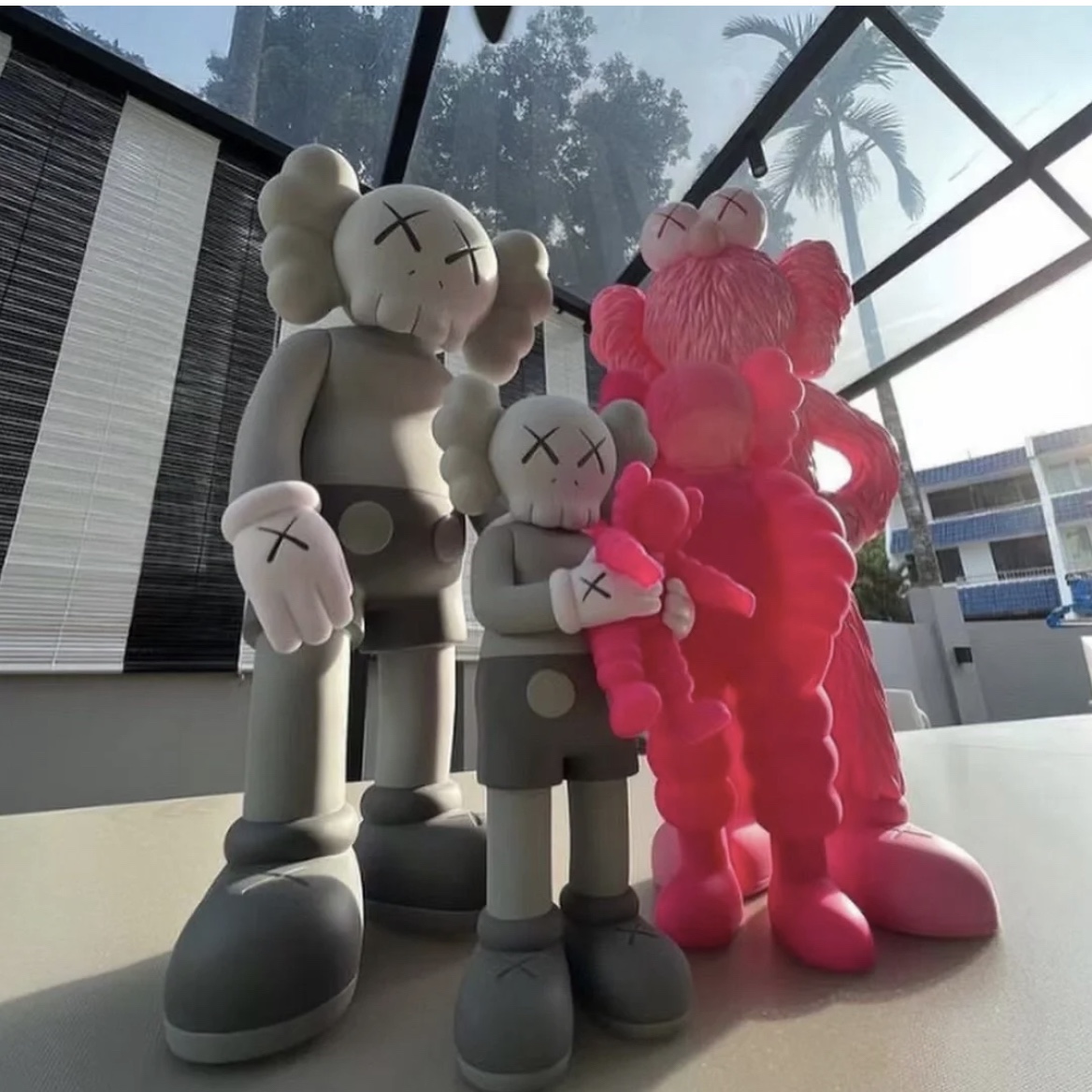 Kaws Family Vinyl Figure Grey Pink 착용 스타일
