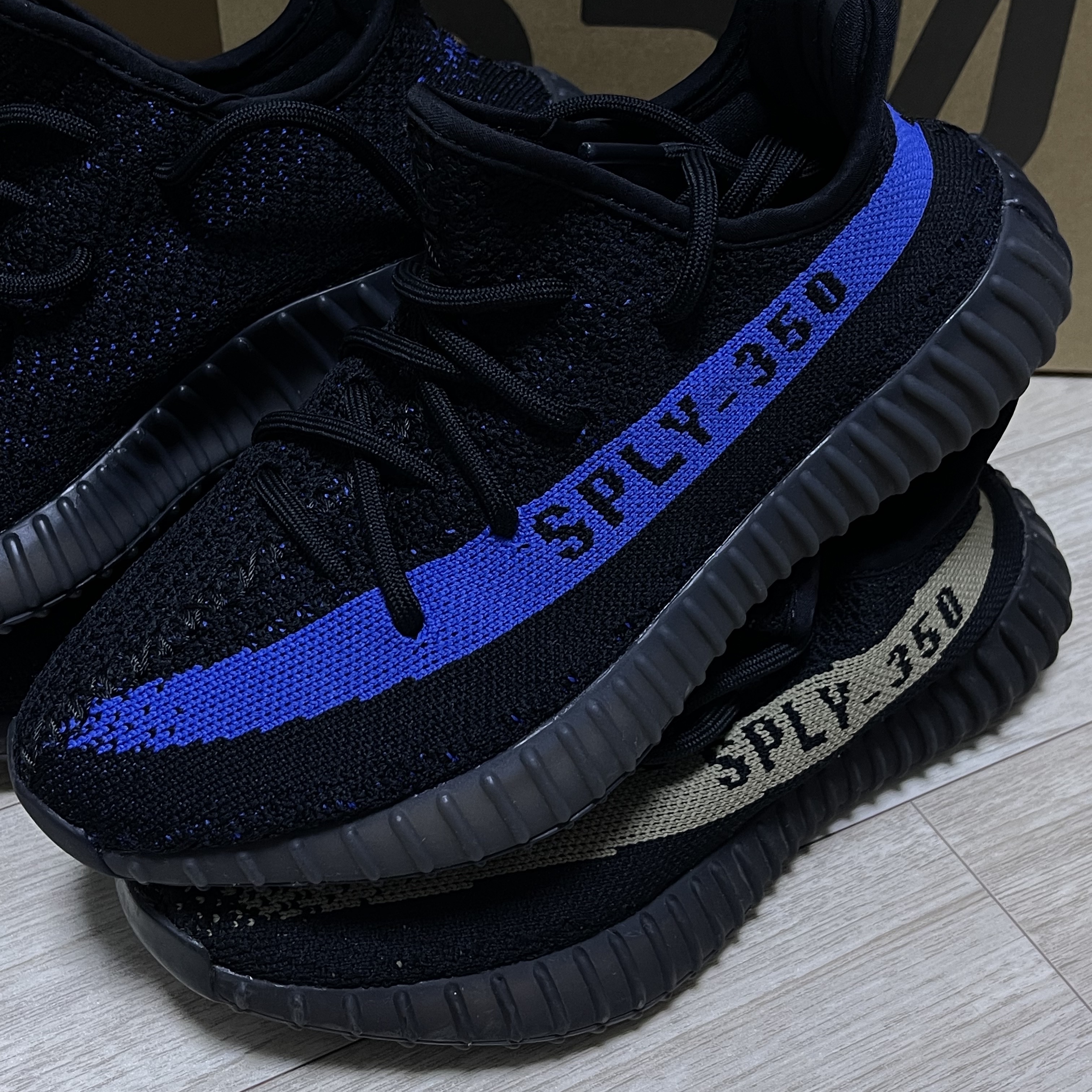 Adidas Yeezy Boost 350 V2 Dazzling Blue, Adidas Yeezy Boost 350 V2 Core Black Green 착용 스타일 - 2