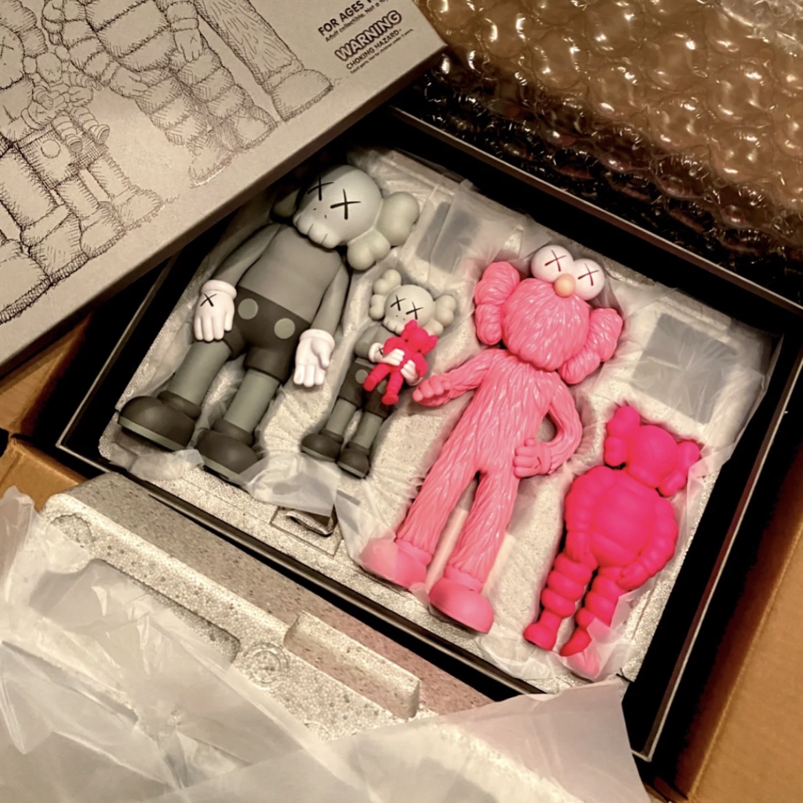 Kaws Family Vinyl Figure Grey Pink 착용 스타일