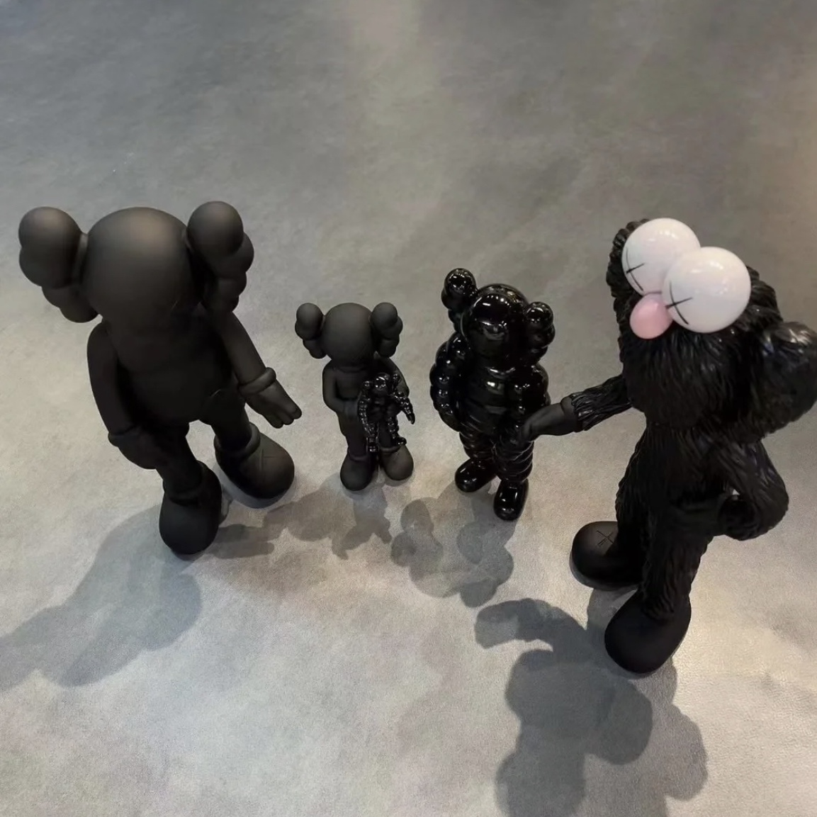 Kaws Family Vinyl Figure Black 착용 스타일 - 4