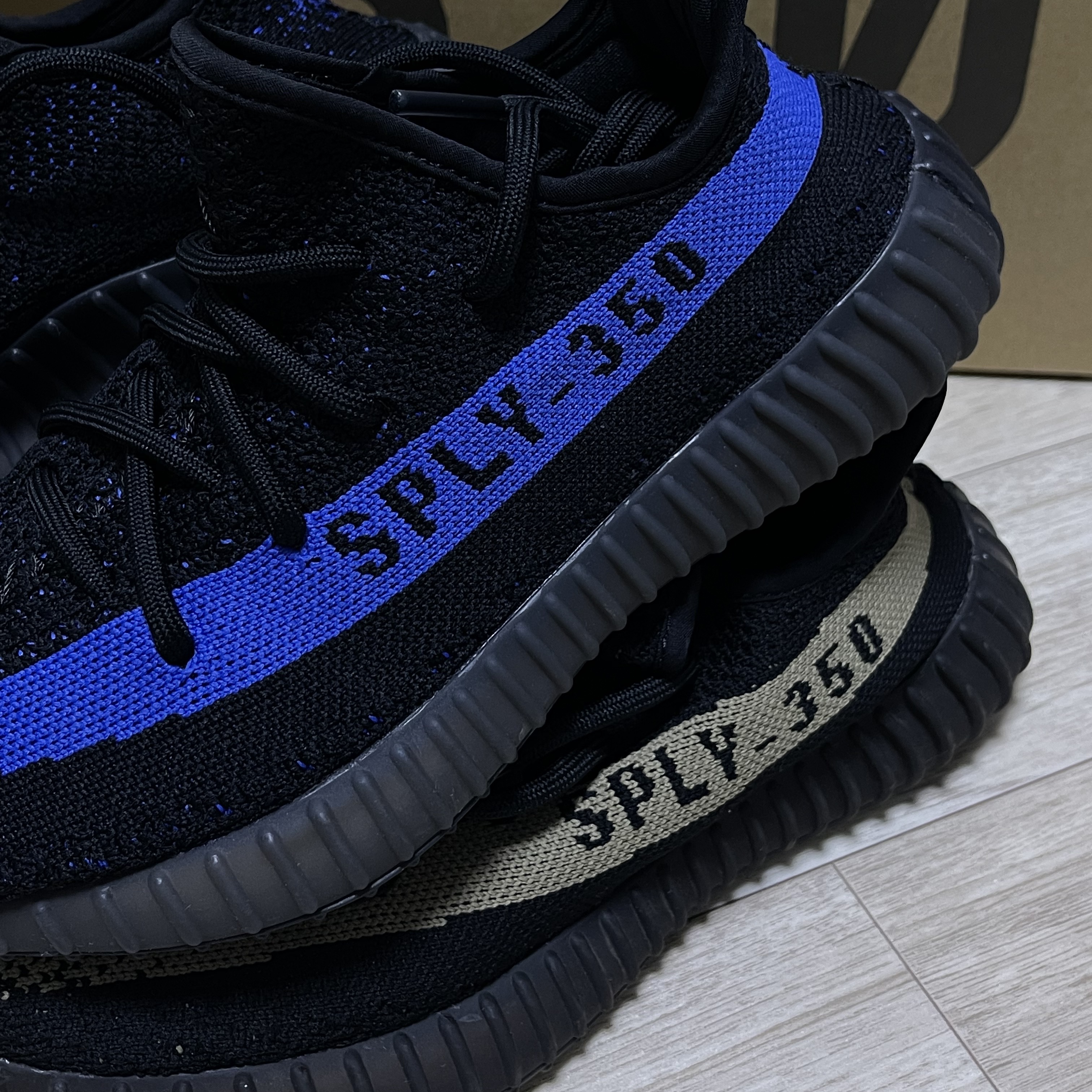 Adidas Yeezy Boost 350 V2 Dazzling Blue, Adidas Yeezy Boost 350 V2 Core Black Green 착용 스타일 - 1