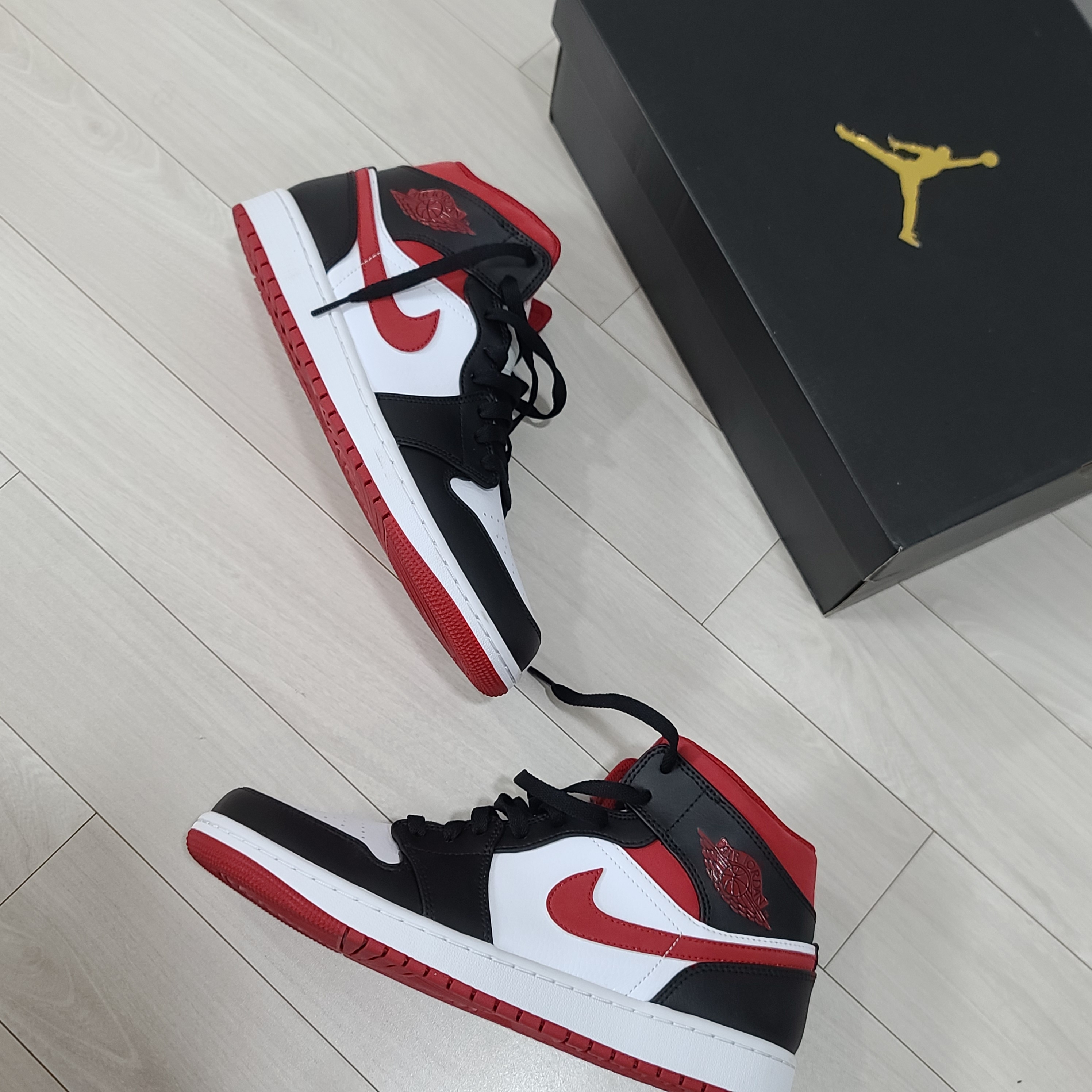 Jordan 1 Mid Gym Red Black White 착용 스타일 - 3