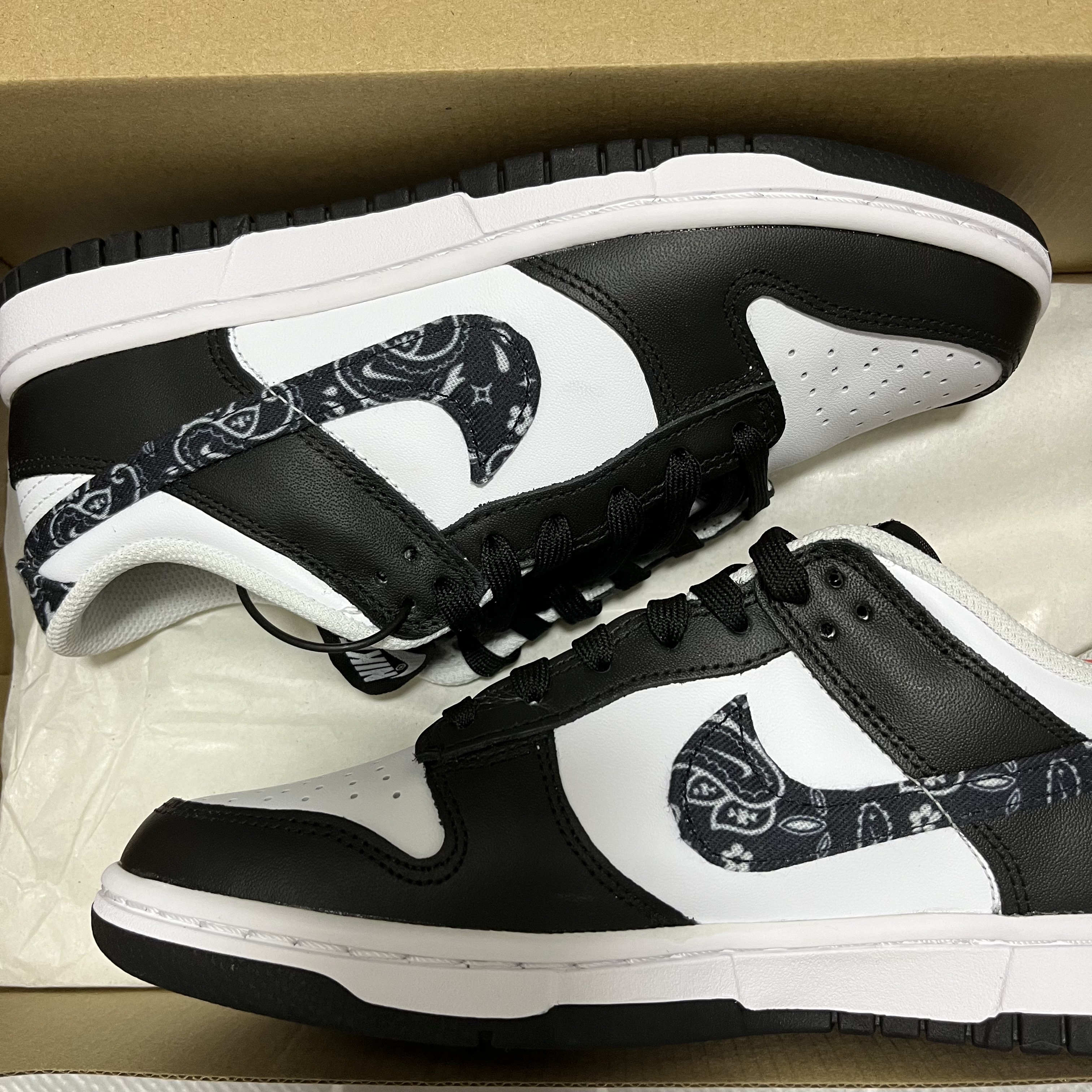 (W) Nike Dunk Low Essential Black Paisley 착용 스타일 - 3