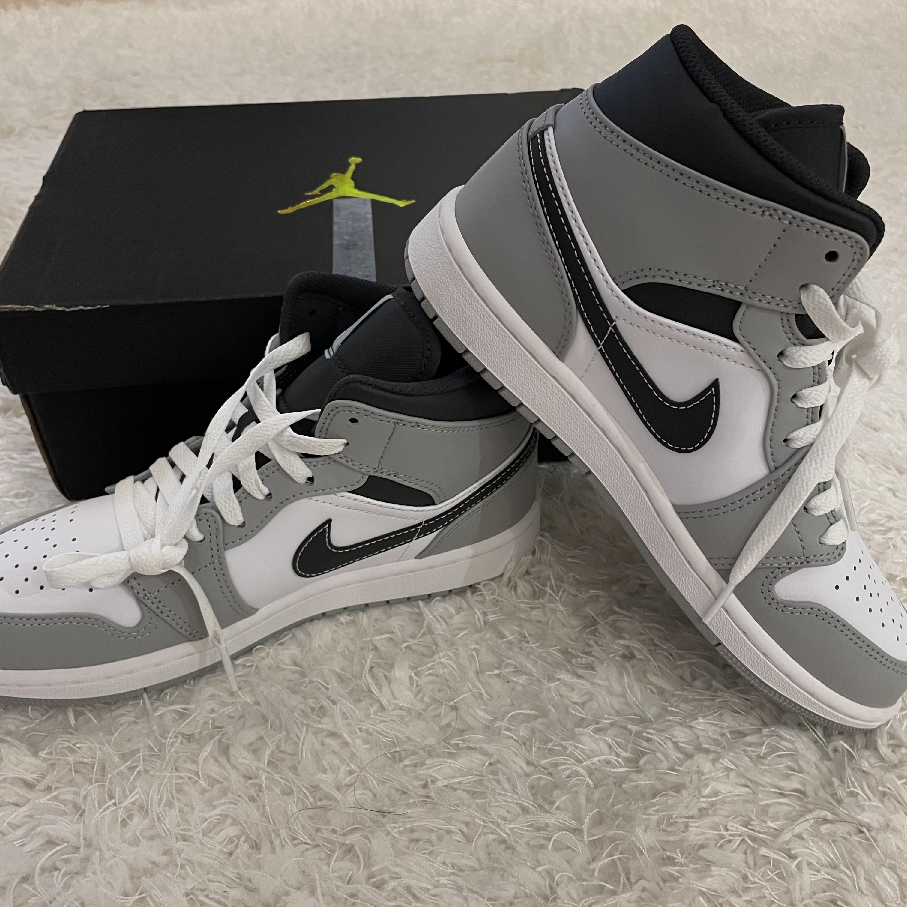 Jordan 1 Mid Light Smoke Grey Anthracite 착용 스타일