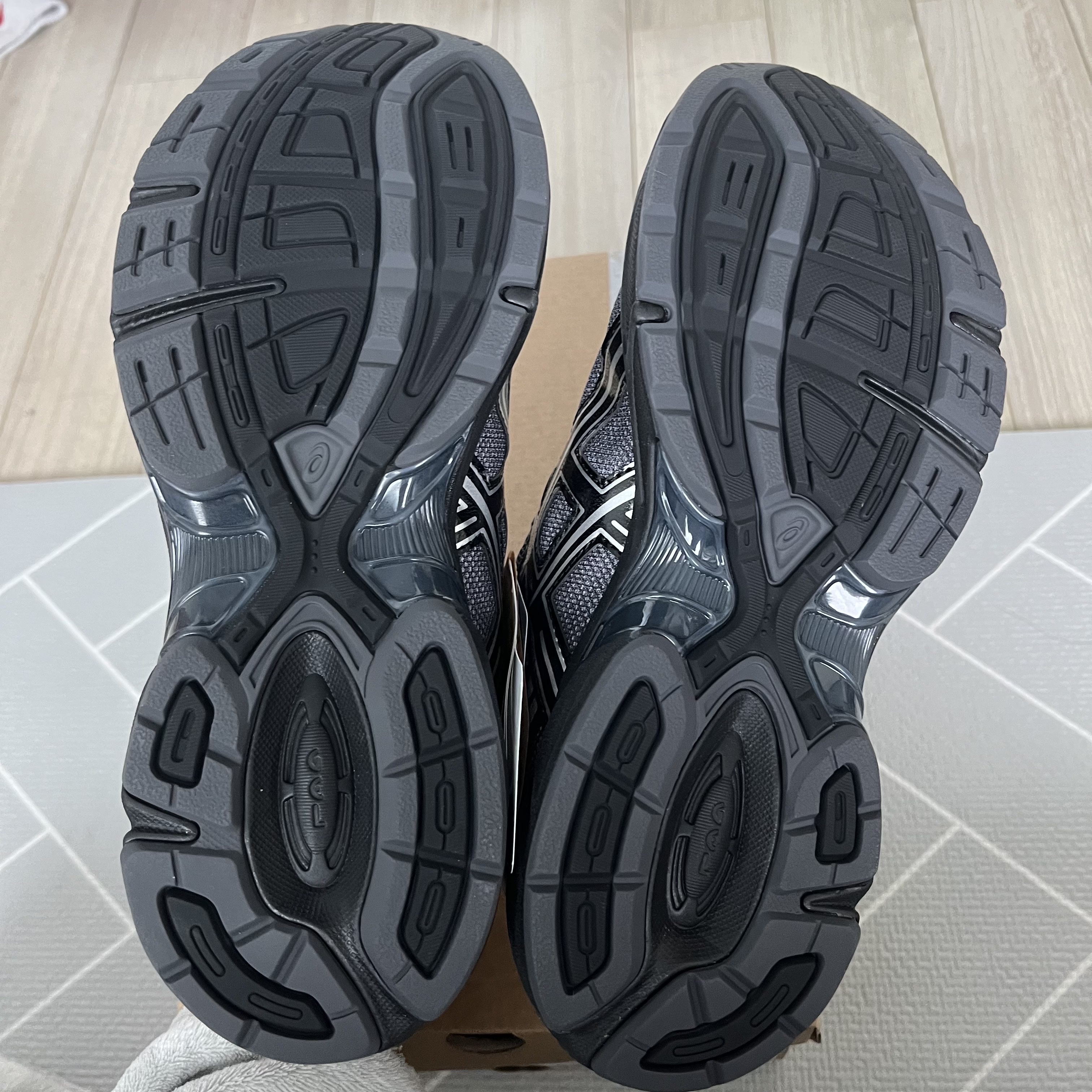 Asics UB2-S Gel-1130 Asphalt Pure Silver 착용 스타일 - 3