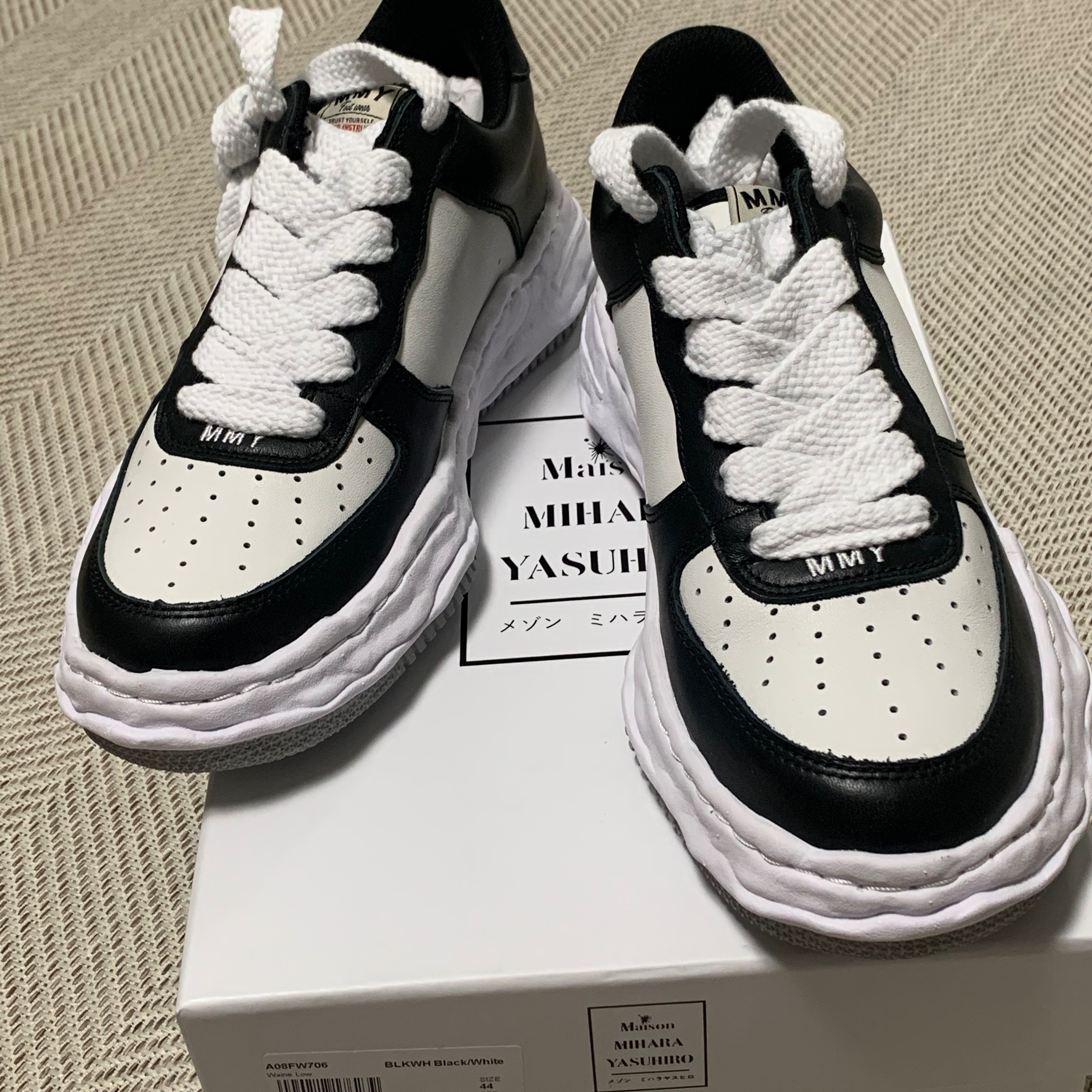 Maison Mihara Yasuhiro Wayne OG Sole Leather Low-top Sneakers Black White 착용 스타일 - 2