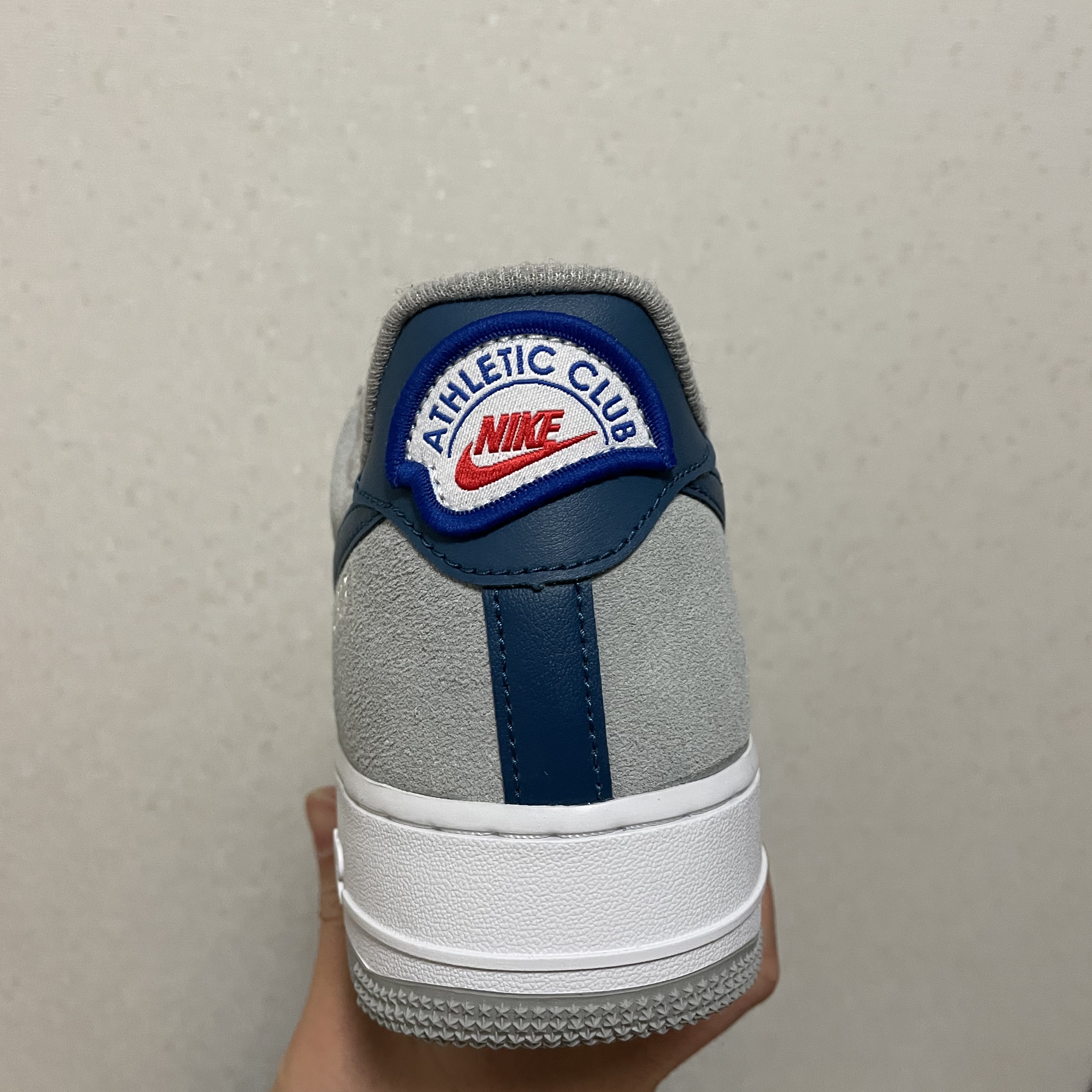 Nike Air Force 1 '07 LV8 Athletic Club Light Smoke Grey Marina 착용 스타일 - 3