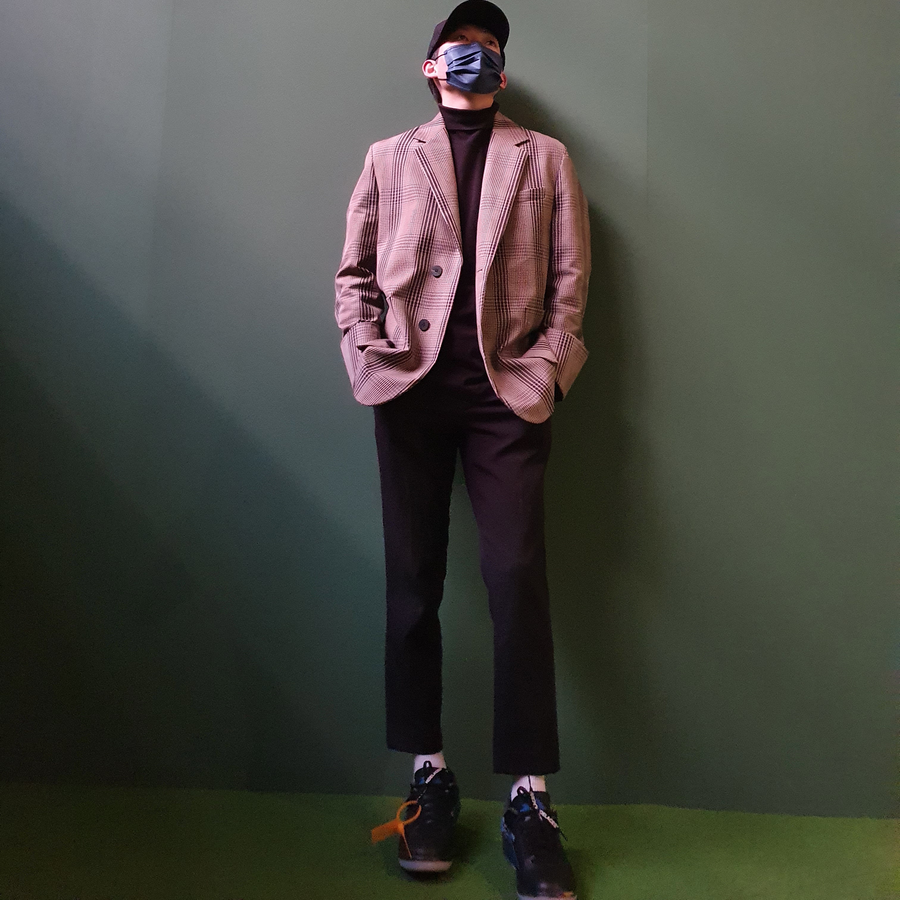 Jordan 2 x Off-White Retro Low SP Black and Varsity Royal 착용 스타일