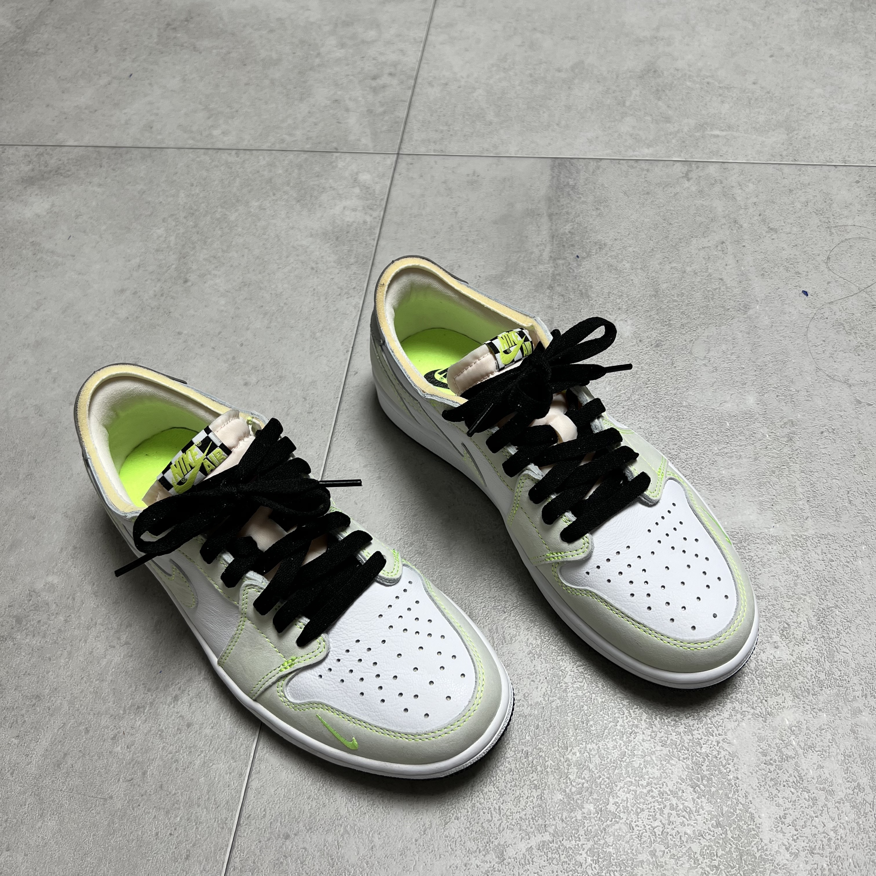 Nike Dunk Low SE Black Multi Camo, Jordan 1 Low OG Ghost Green 착용 스타일 - 2