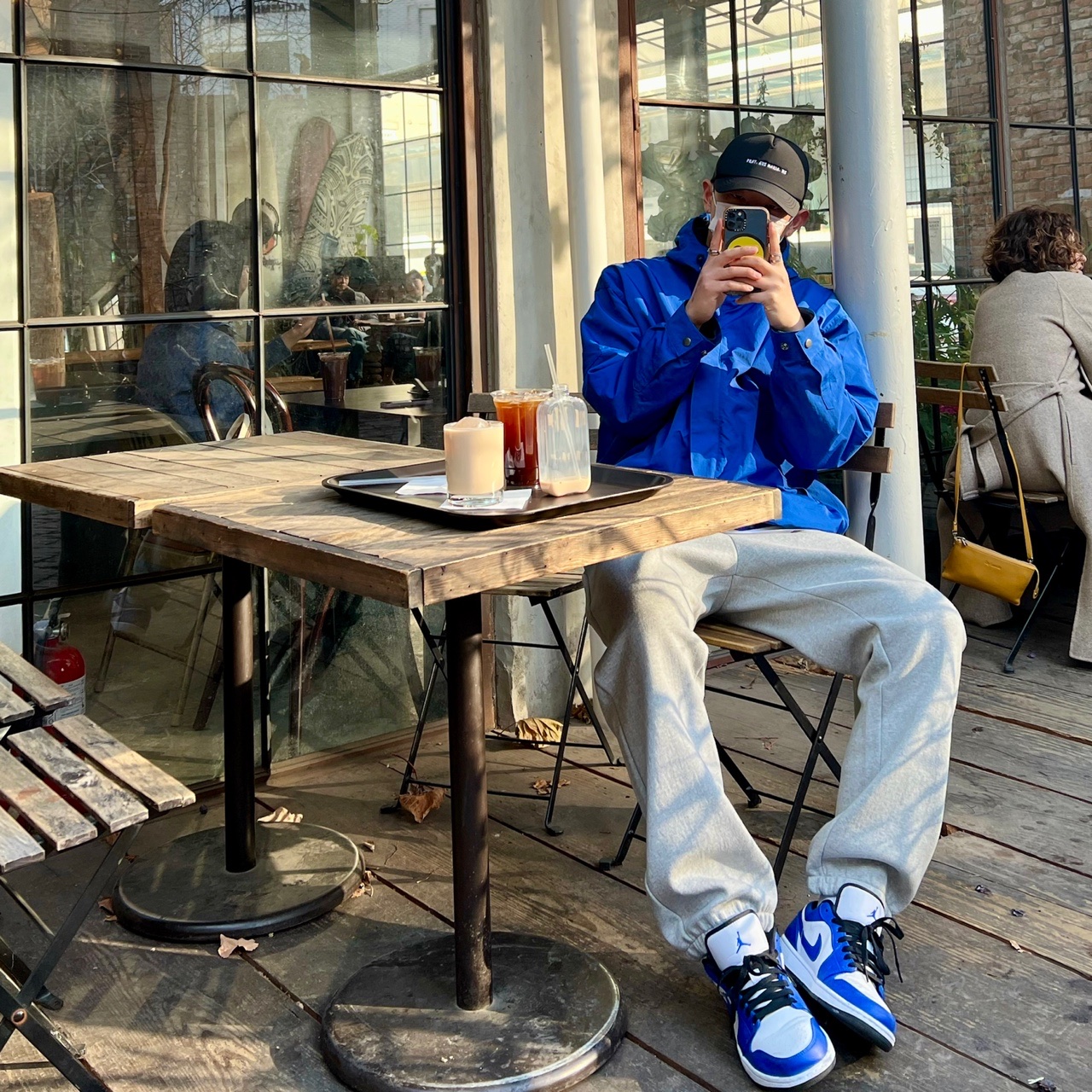 Jordan 1 Low Hyper Royal 착용 스타일 - 1