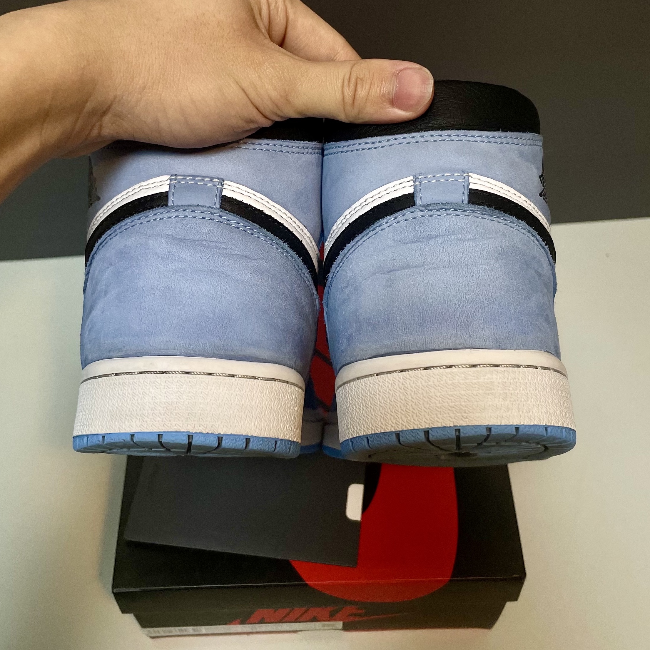 Jordan 1 Retro High OG University Blue 착용 스타일 - 5