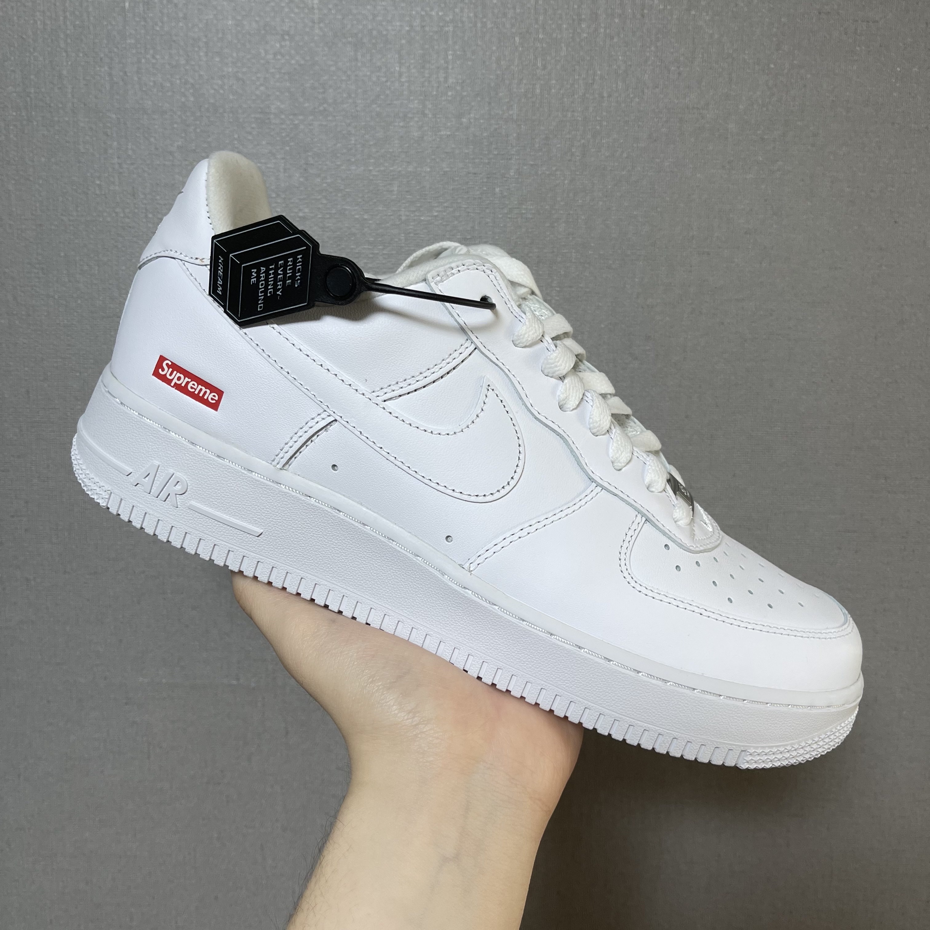 Nike x Supreme Air Force 1 Low White 착용 스타일 - 3