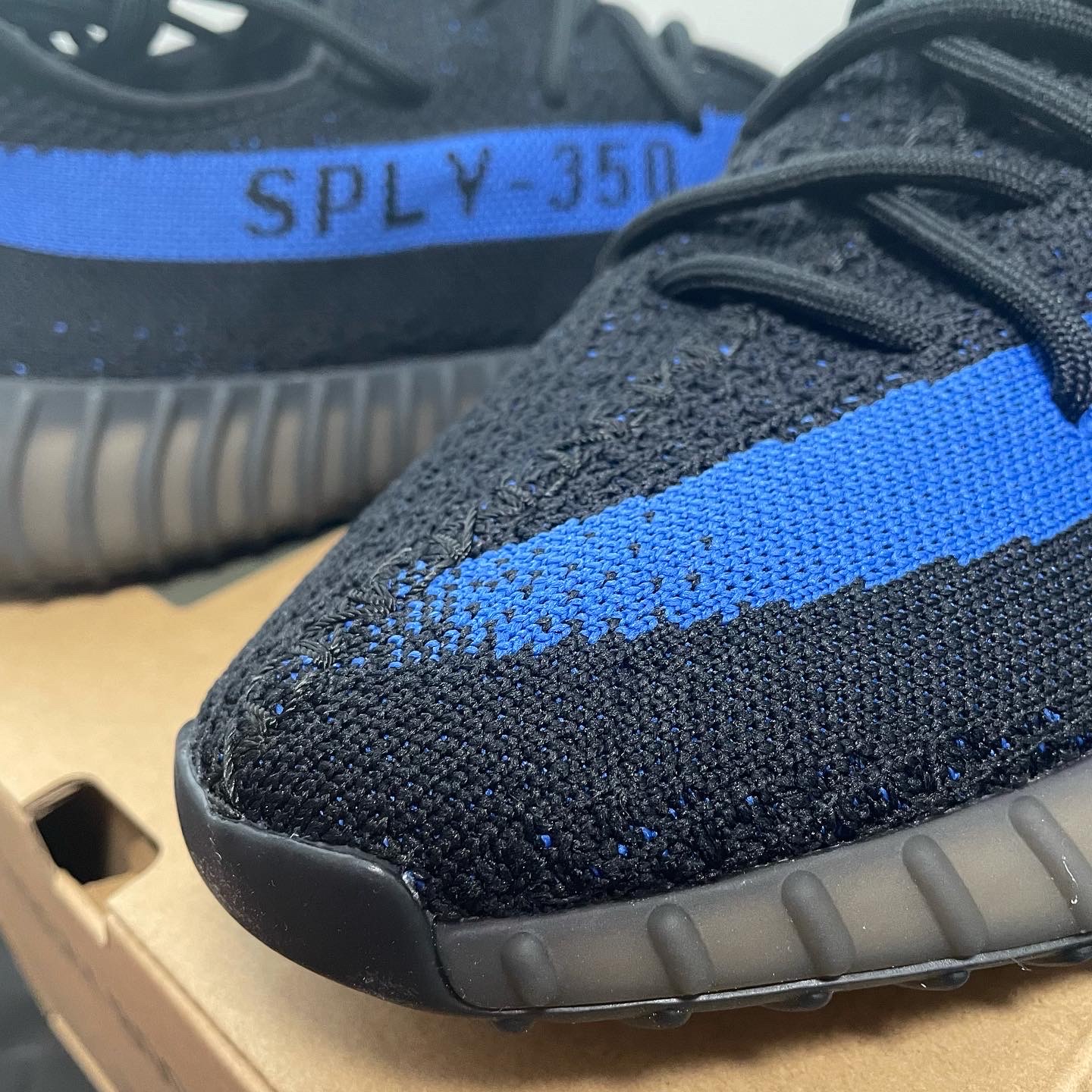 Adidas Yeezy Boost 350 V2 Dazzling Blue 착용 스타일 - 2