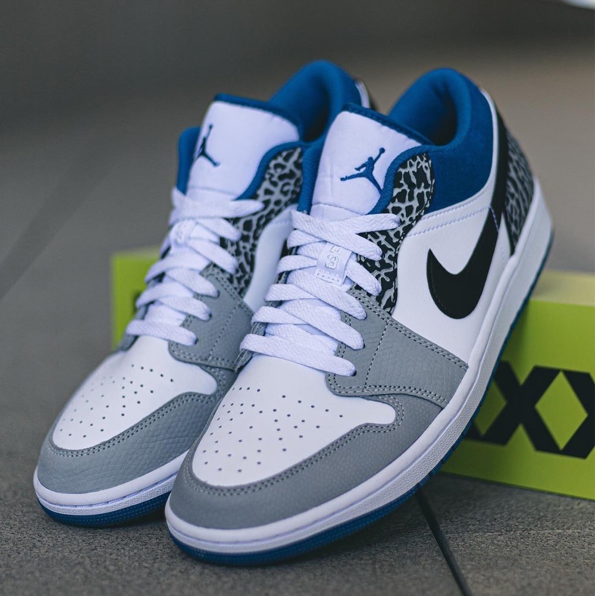 Jordan 1 Low SE White Cement Grey Blue 착용 스타일 - 3