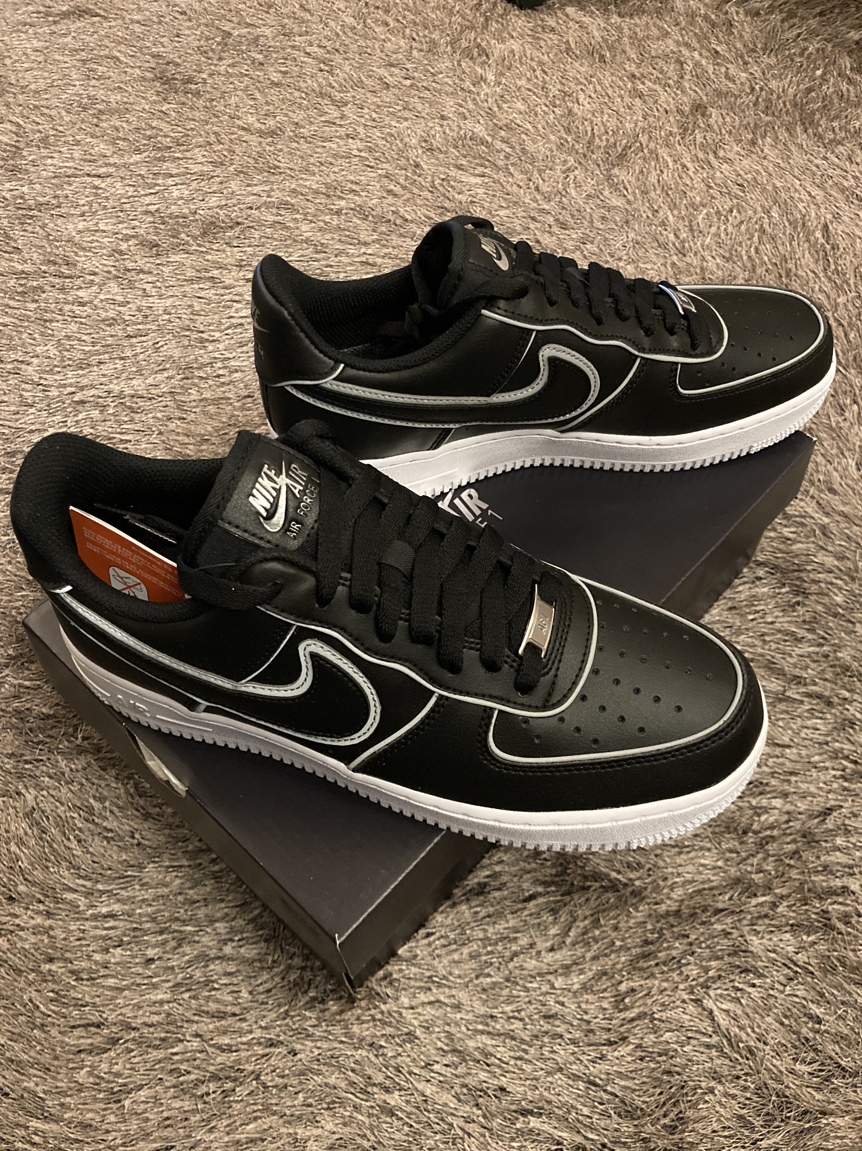 Nike Air Force 1 '07 LV8 Black White 착용 스타일 - 1