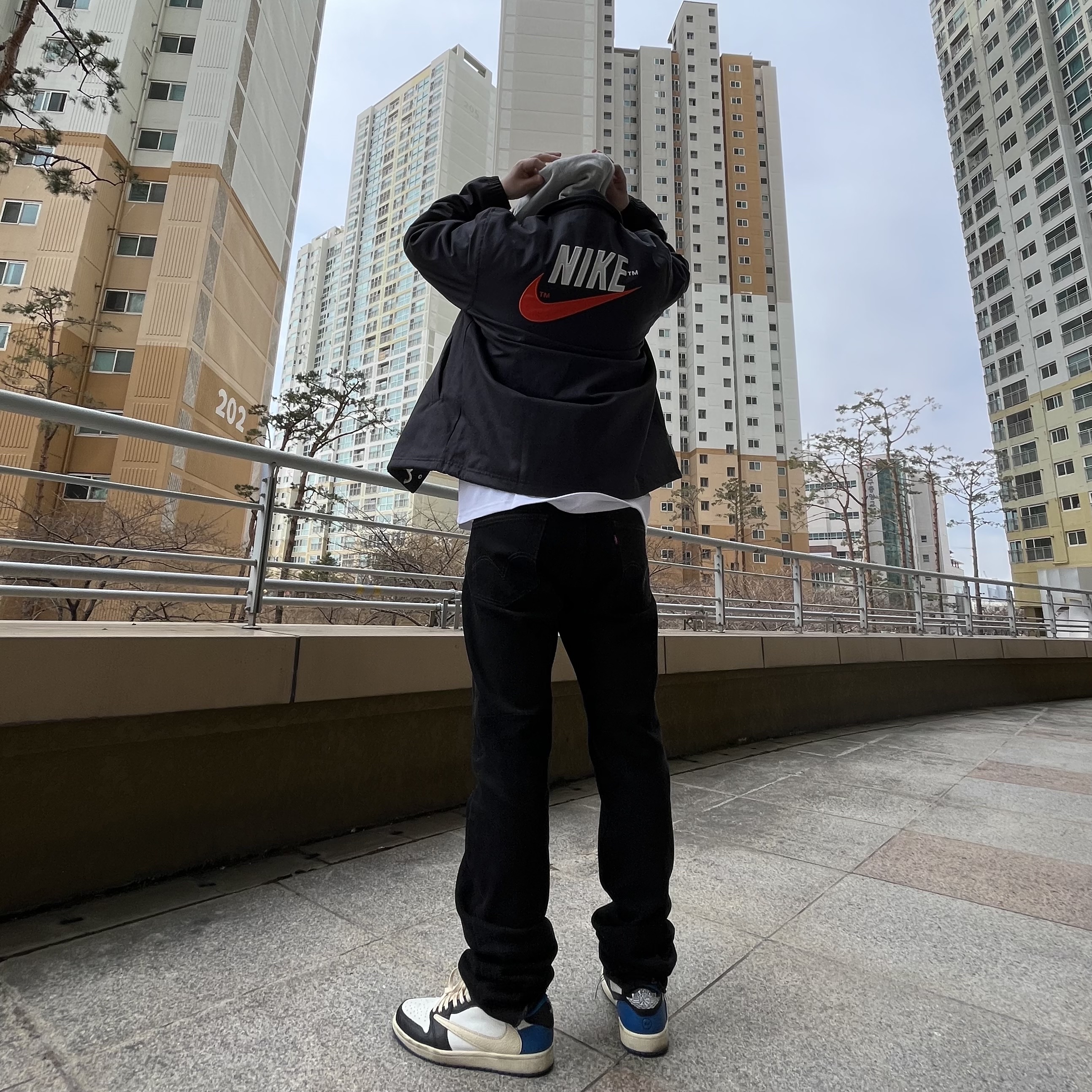 Jordan 1 x Travis Scott x Fragment Retro Low OG SP Military Blue, Nike M NRG Hoodie Grey Heather 착용 스타일 - 4