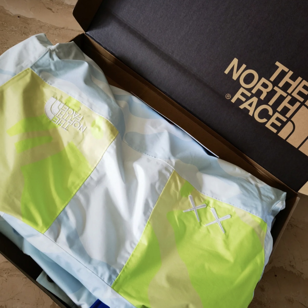 The North Face x Kaws Retro 1986 Mountain Jacket Ice Blue 착용 스타일 - 1