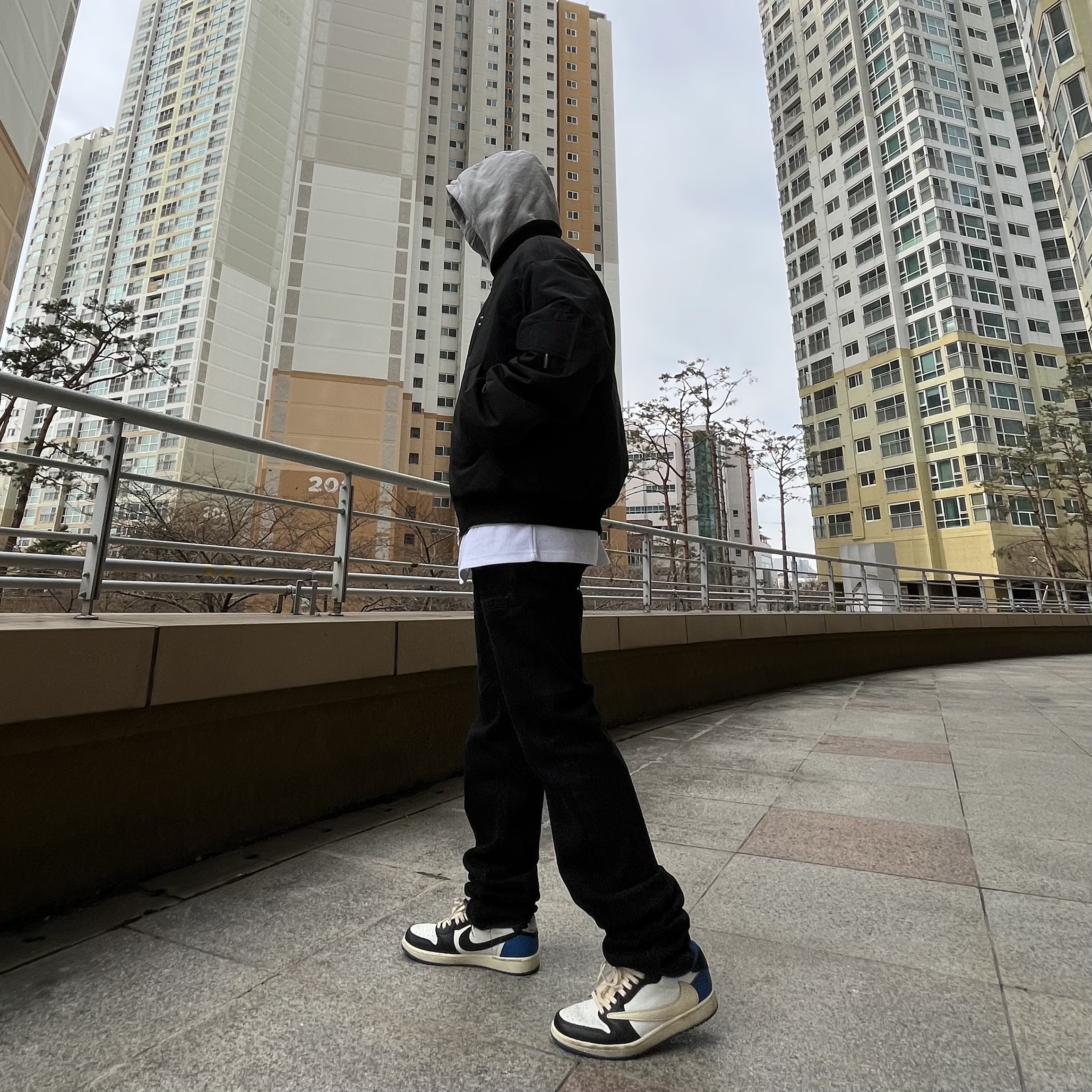 Jordan 1 x Travis Scott x Fragment Retro Low OG SP Military Blue, Nike M NRG Hoodie Grey Heather 착용 스타일 - 1