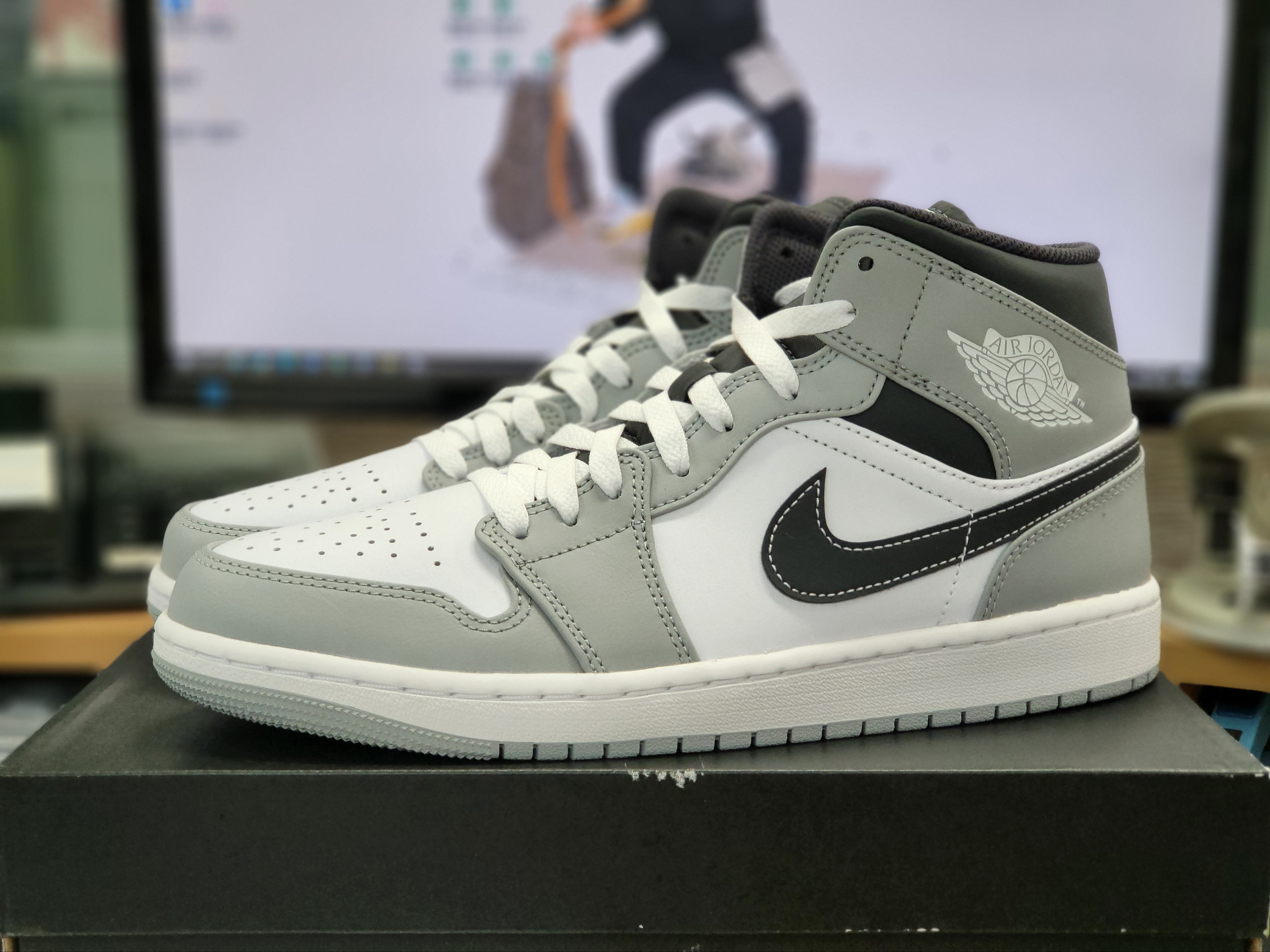 Jordan 1 Mid Light Smoke Grey Anthracite 착용 스타일