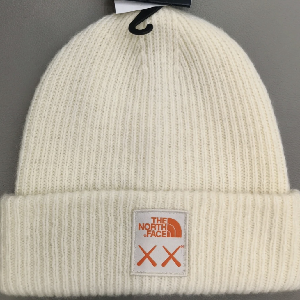 The North Face x Kaws Beanie Moonlight Ivory 착용 스타일 - 1
