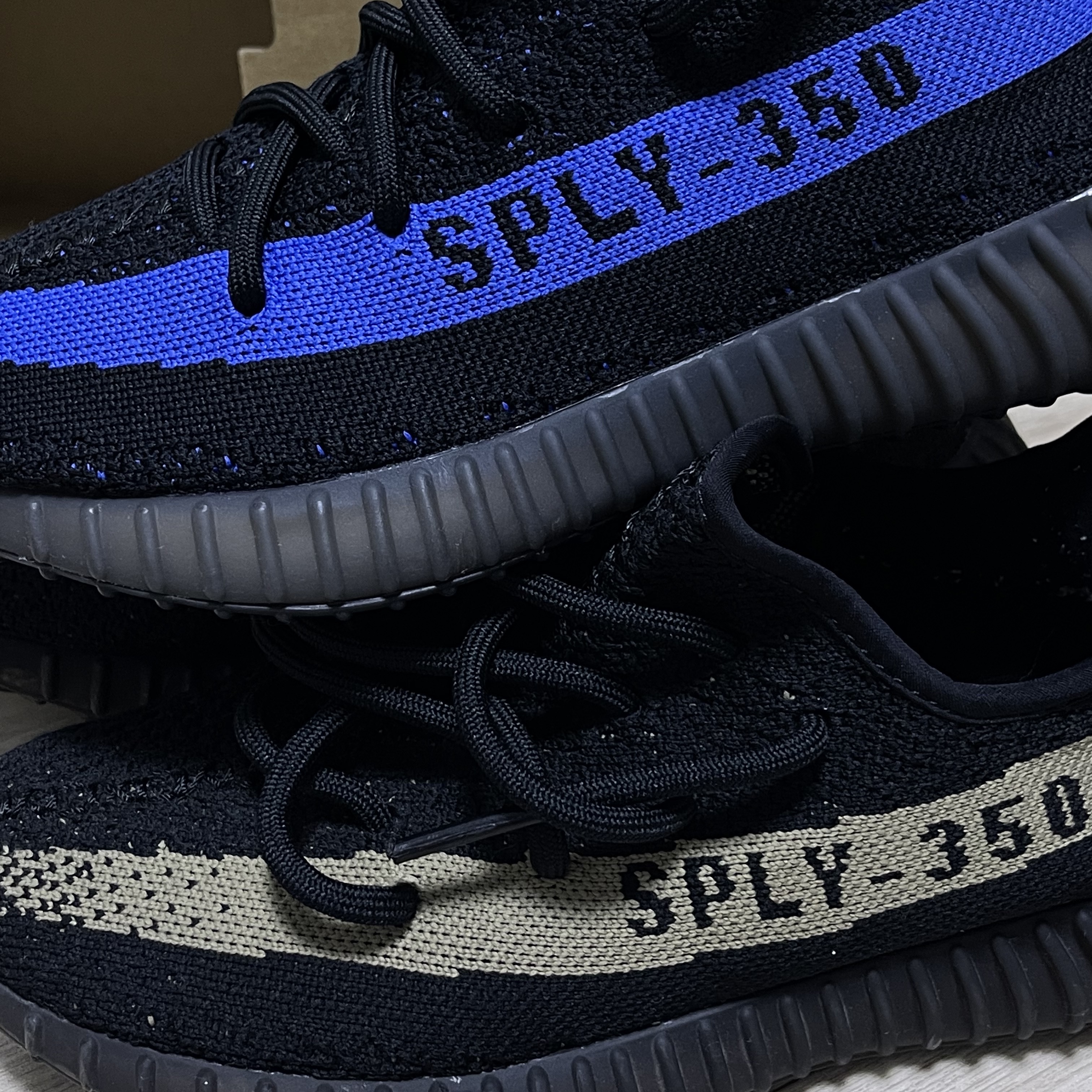 Adidas Yeezy Boost 350 V2 Dazzling Blue, Adidas Yeezy Boost 350 V2 Core Black Green 착용 스타일 - 3