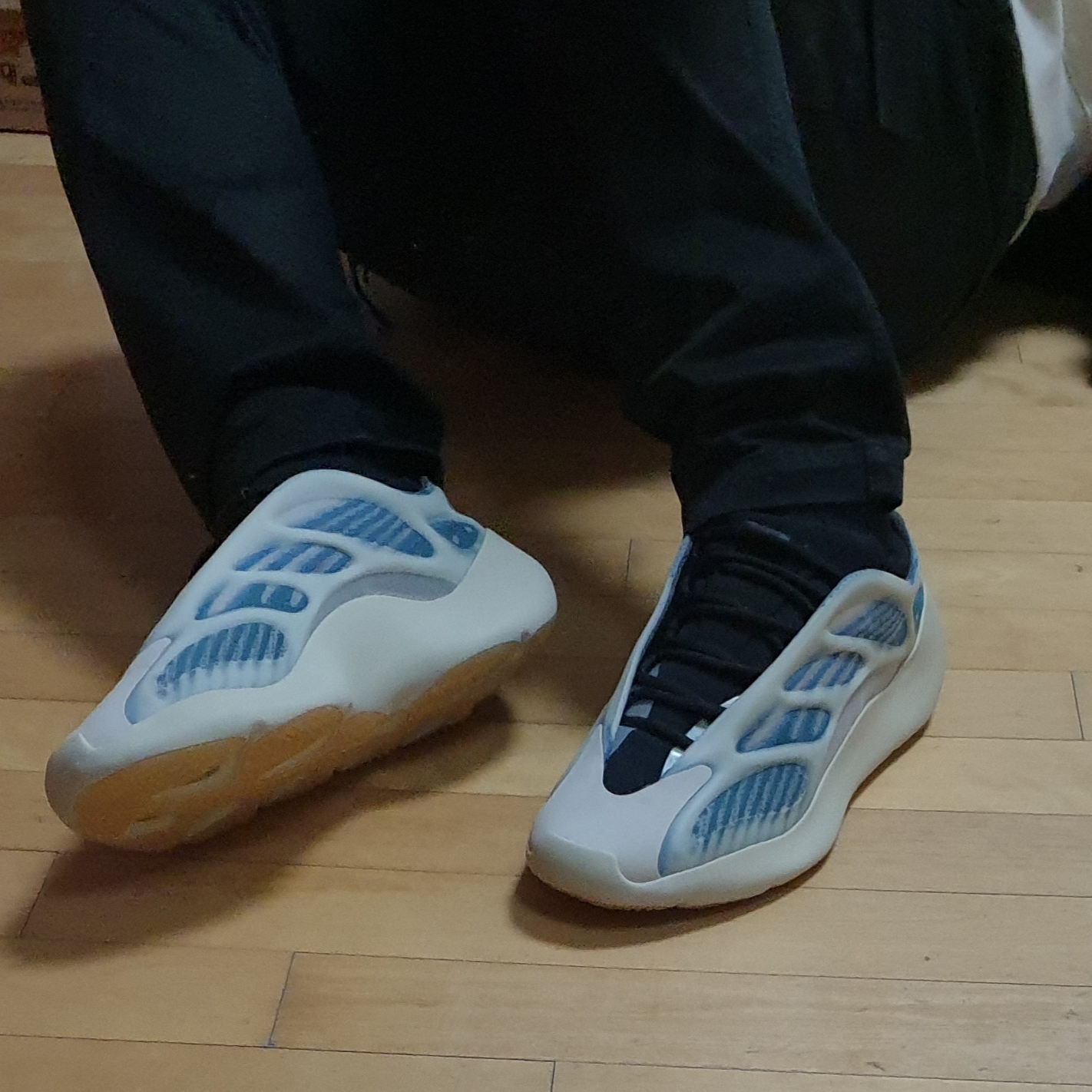 Adidas Yeezy 700 V3 Kyanite, Essentials The Core Collection Pullover Hoodie Oatmeal 착용 스타일 - 2