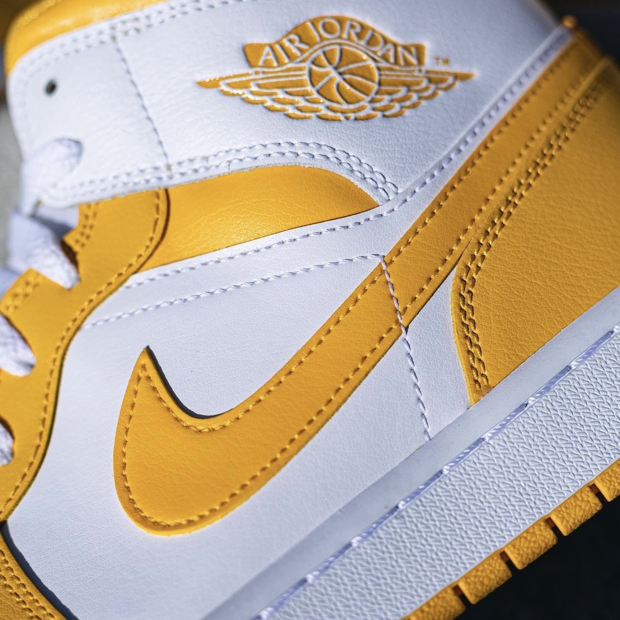 (W) Jordan 1 Mid University Gold 착용 스타일 - 4