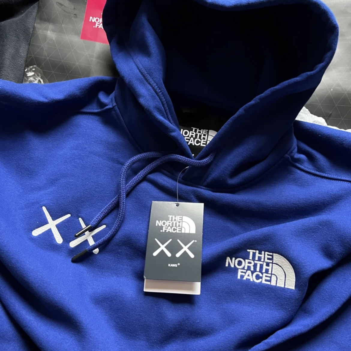 The North Face x Kaws Popover Hoodie Bolt Blue 착용 스타일 - 1