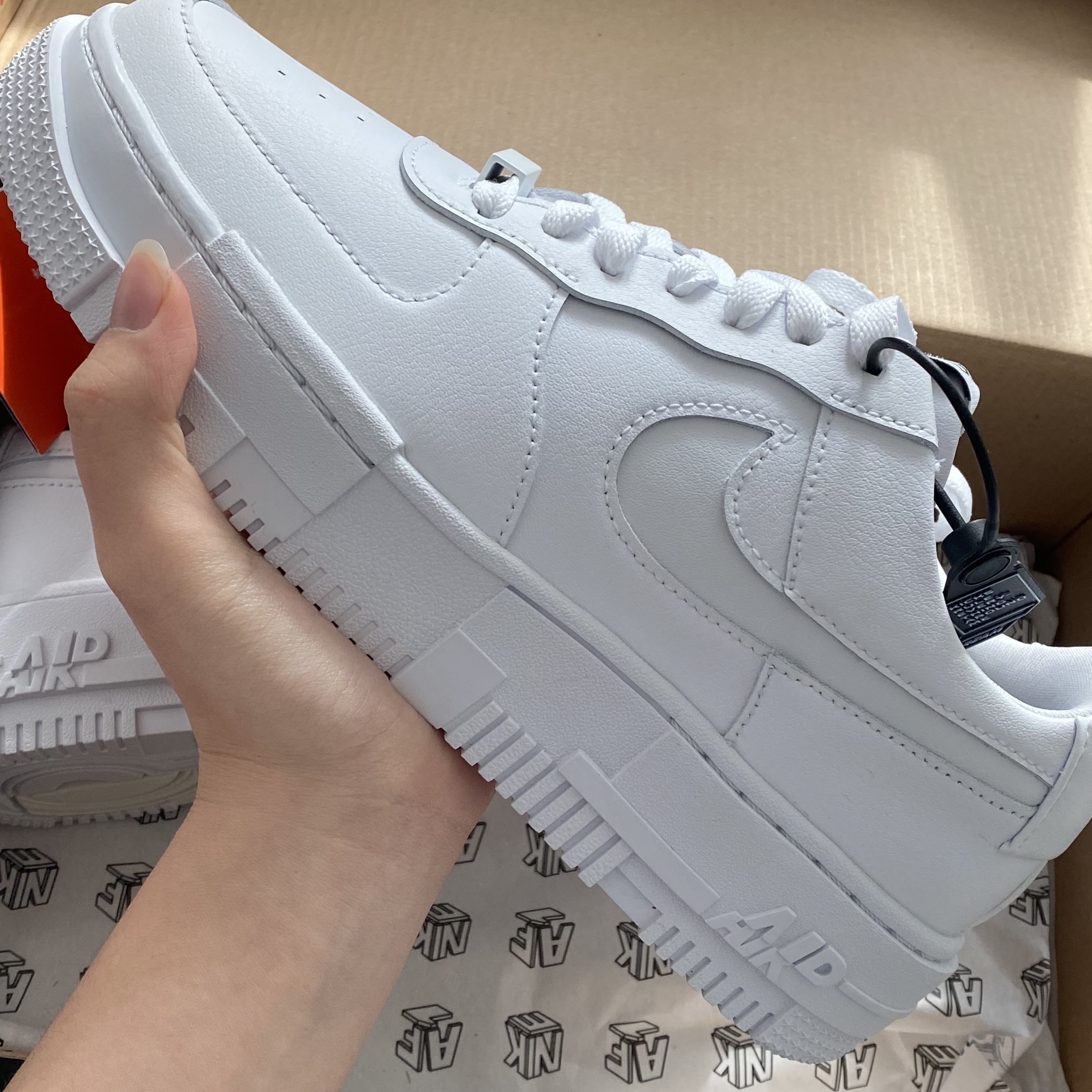 (W) Nike Air Force 1 Pixel White 착용 스타일 - 1