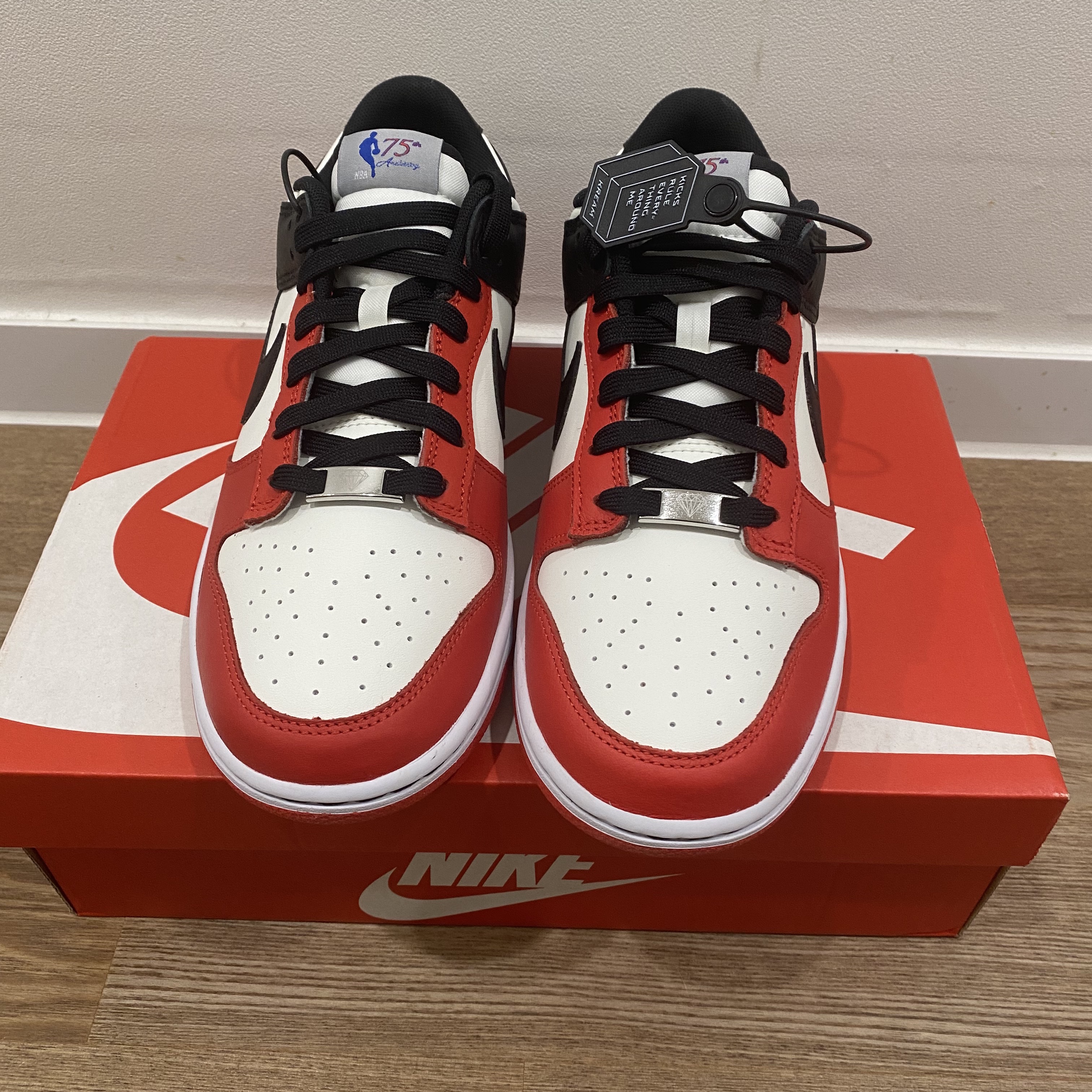 Nike x NBA Dunk Low Retro EMB Black and Chile Red 착용 스타일 - 2