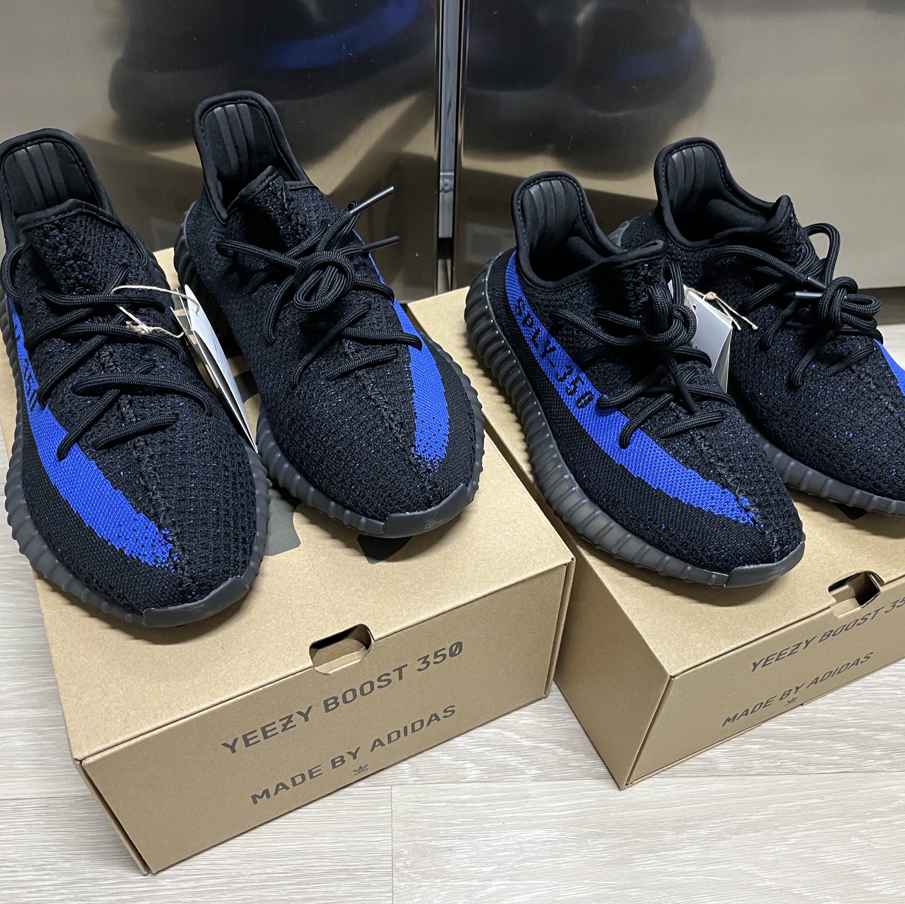 Adidas Yeezy Boost 350 V2 Dazzling Blue 착용 스타일 - 1